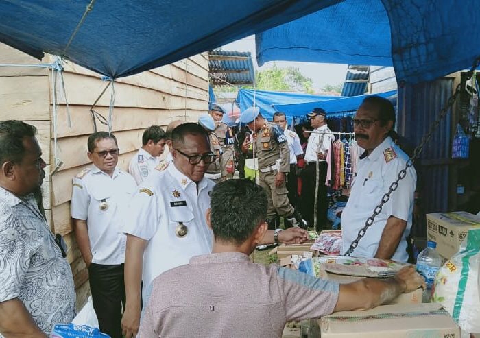 Penjabat Bupati Muna Barat, Bahri sedang mengecek harga bahan pokok di pasar tradisional untuk mengantisipasi inflasi di daerah.