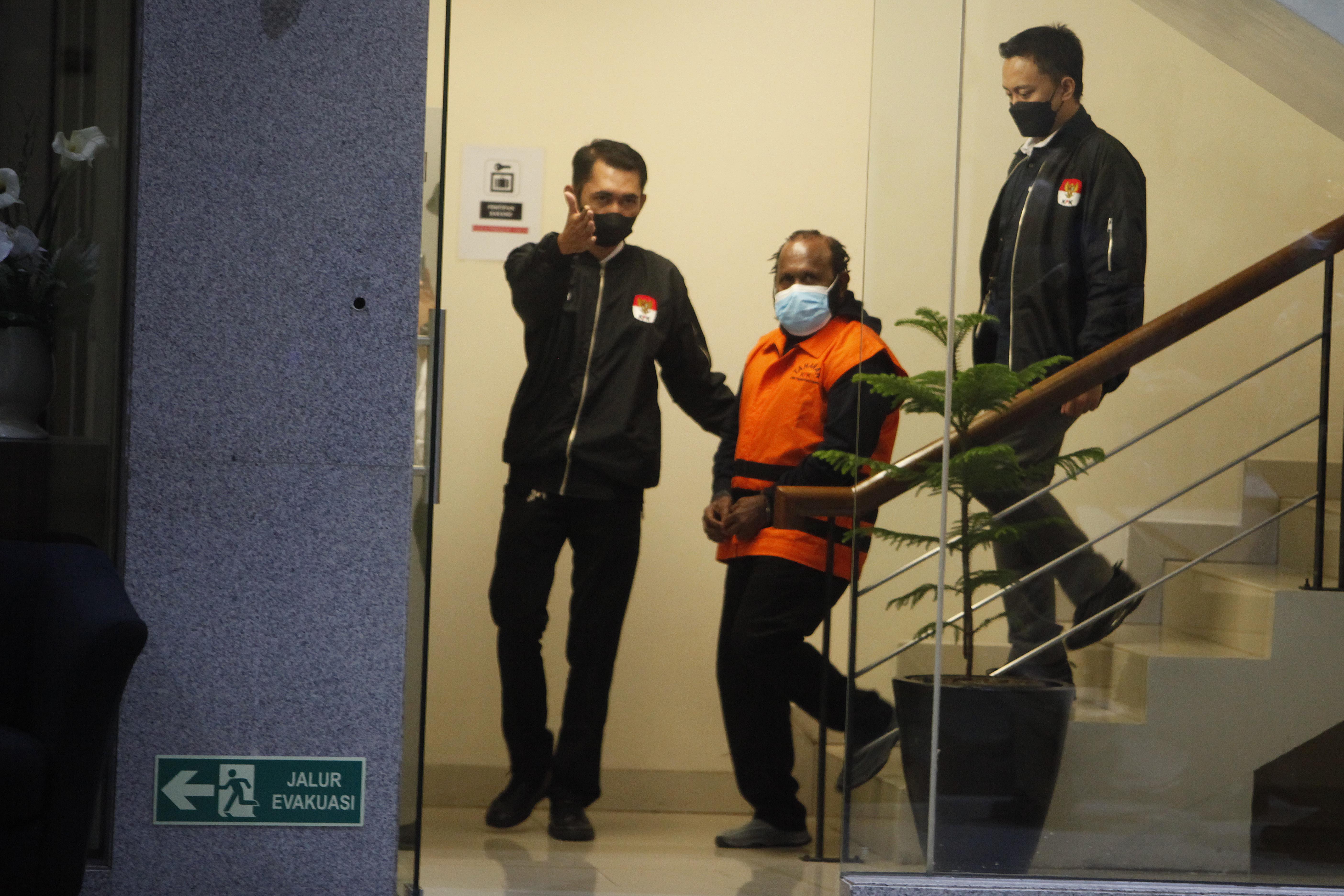 Tersangka Bupati Mamberamo Tengah nonaktif, Ricky Ham Pagawak, mengenakan rompi tahanan.