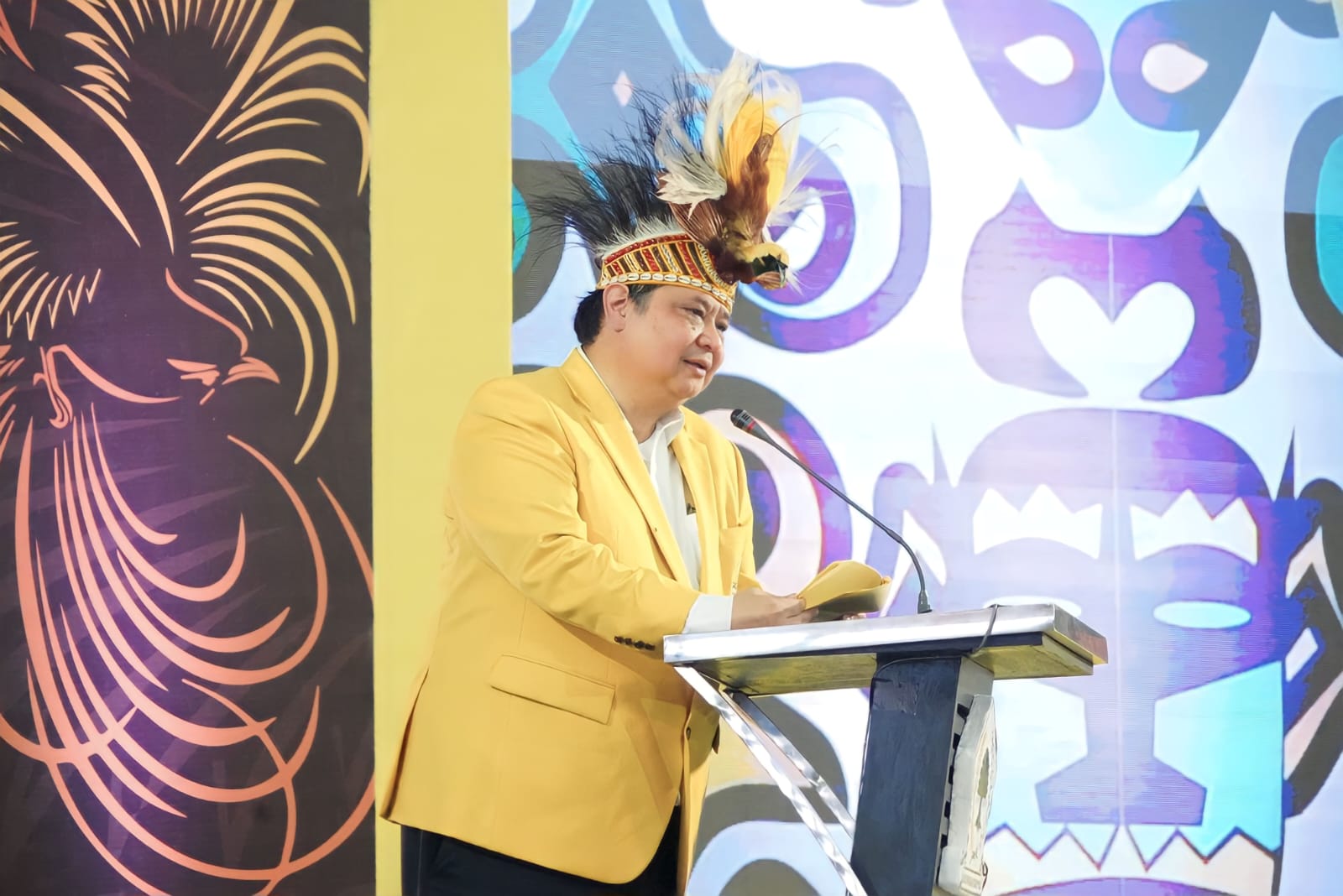 Ketua Umum DPP Partai Golkar Airlangga Hartarto dalam Rakornis DPD Golkar Papua di Timika, Sabtu (25/2).