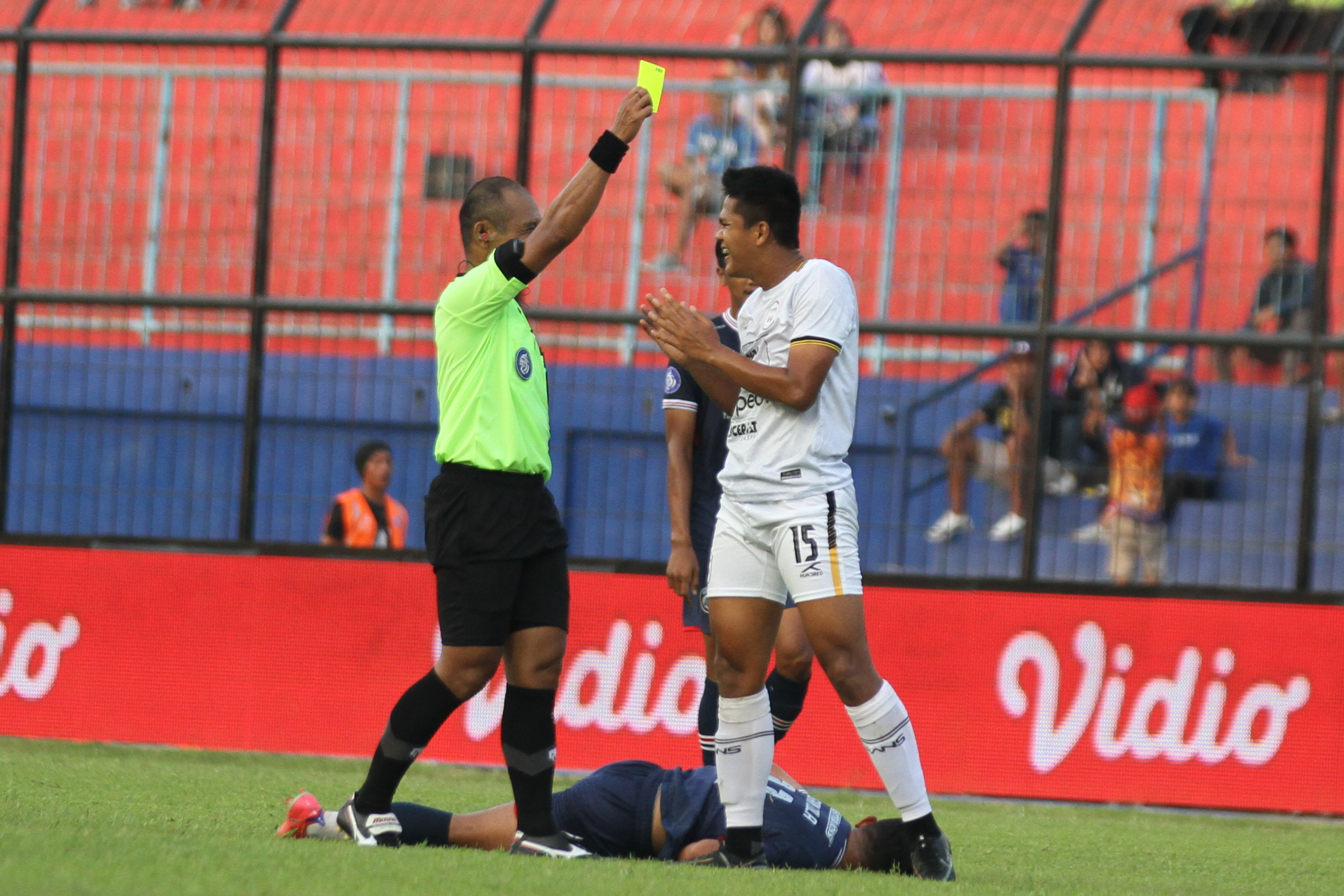 Wasit Oki Dwi Putra saat memimpin laga Liga 1.