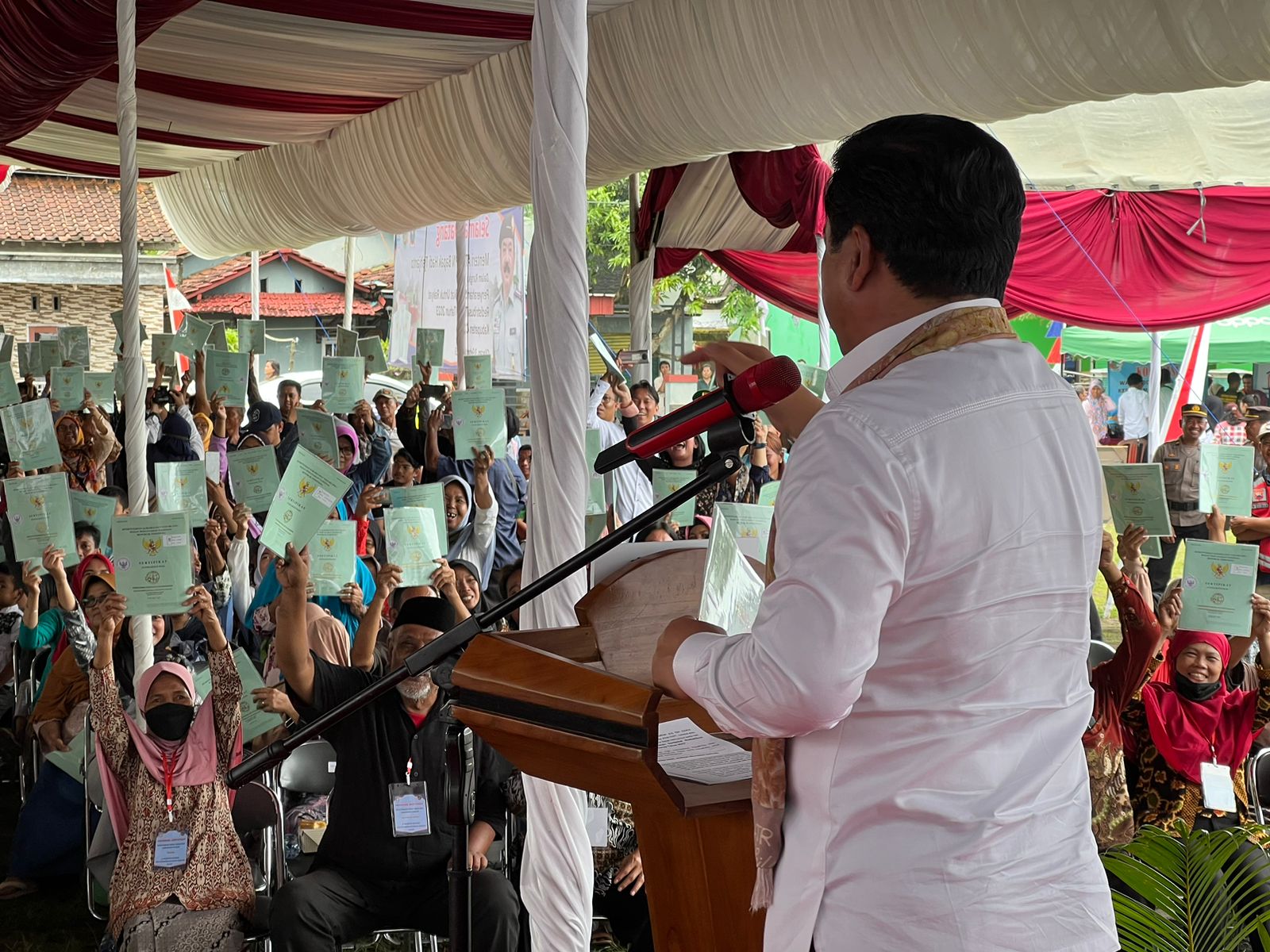 Menteri Agraria dan Tata Ruang/Badan Pertanahan Nasional (ATR/BPN) Hadi Tjahjanto membagikan sertifikat tanah di Cilacap, Jateng