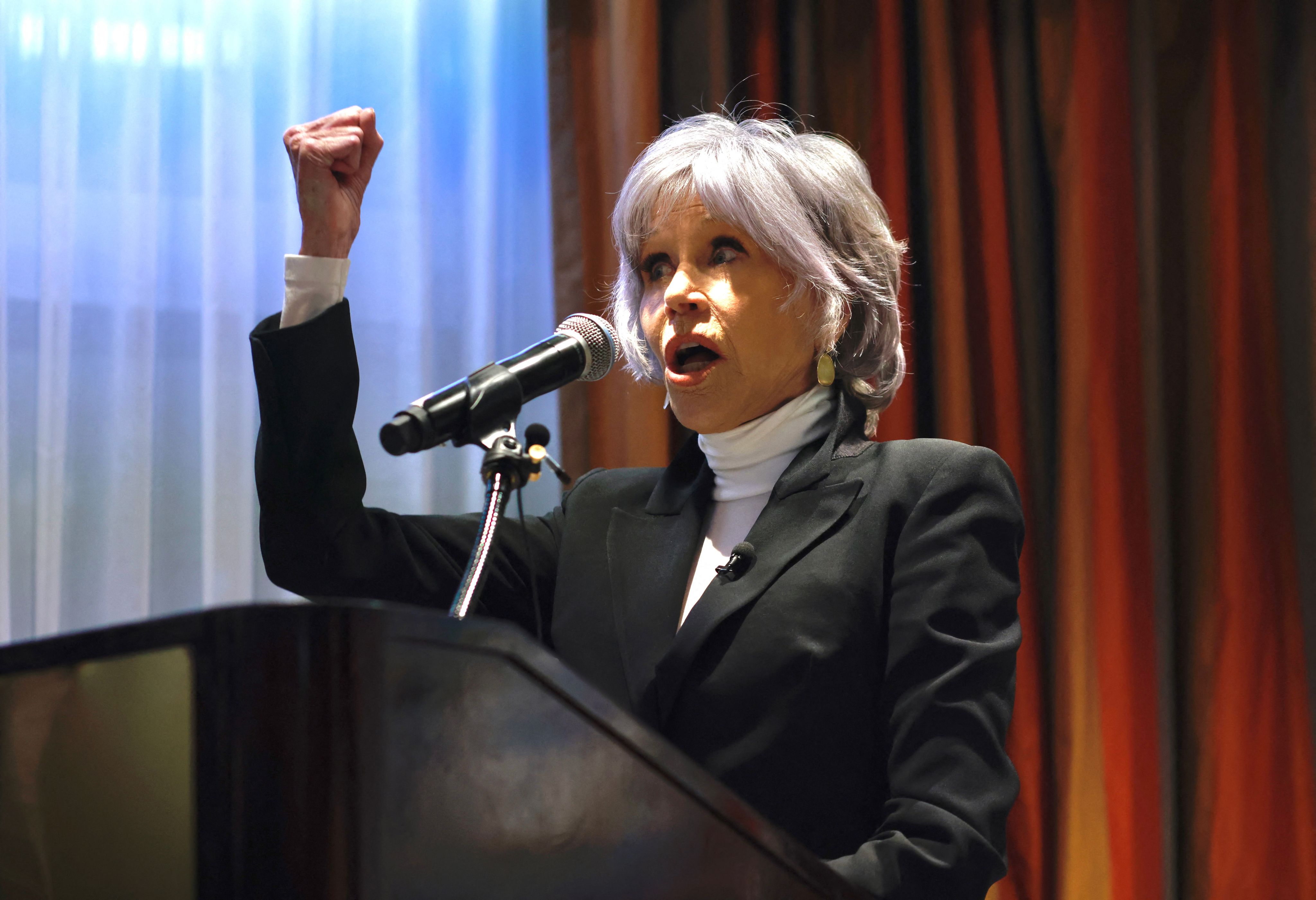 Jane Fonda, aktris yang juga aktivis lingkungan, menyerukan tentang pentingnya menyelamatkan laut