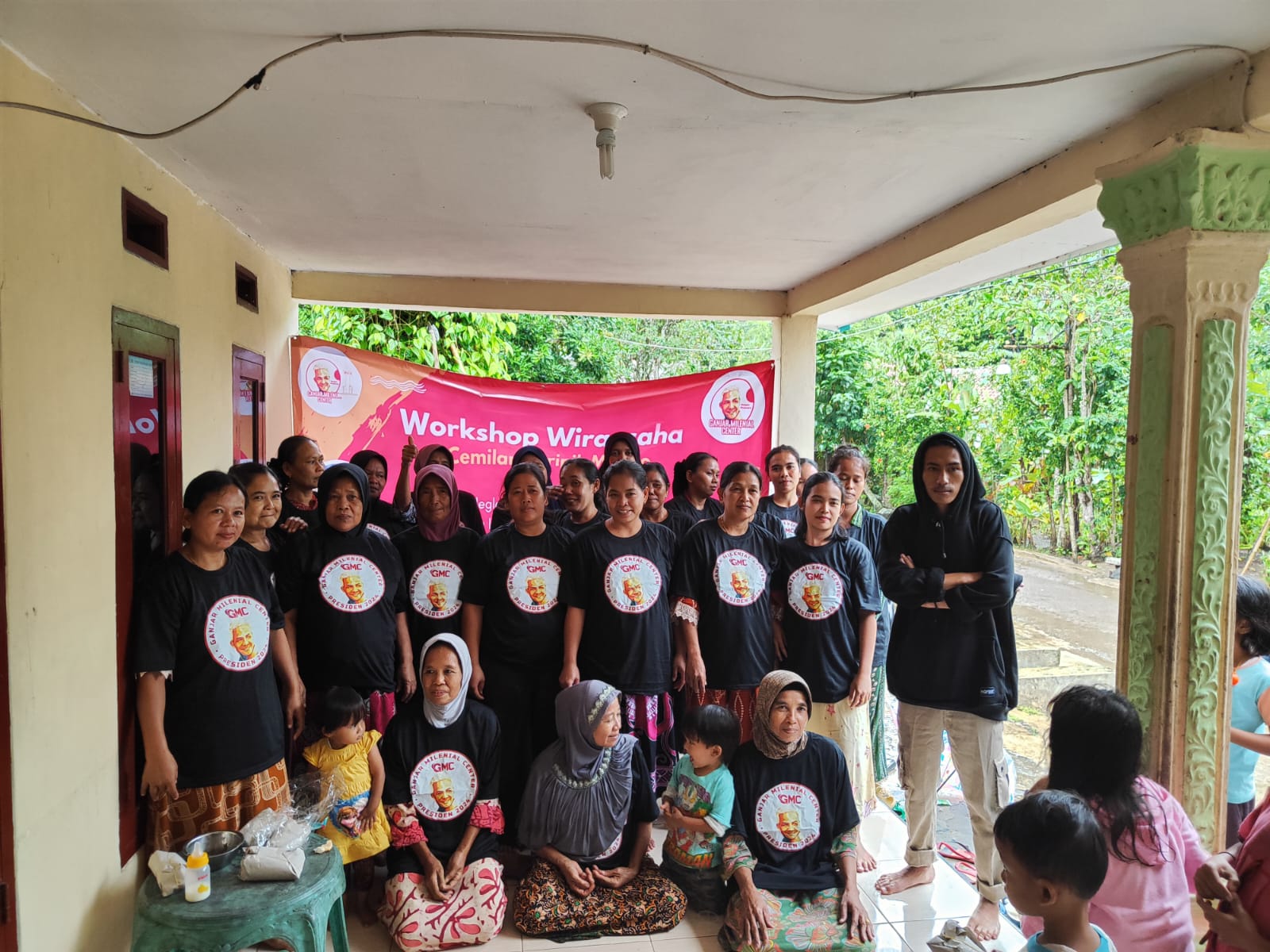 Ganjar Milenial Center (GMC) Banten berfoto bersama usai workshop pembuatan kripik melinjo bersama pelaku UMKM, di Panndeglang, Minggu (19/2