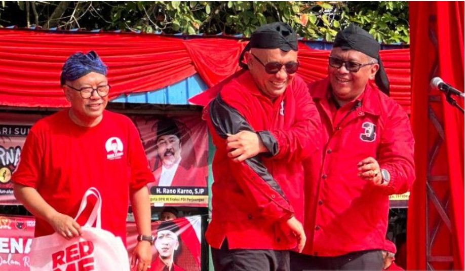 Sekretaris Jenderal DPP PDIP Hasto Kristiyanto (kanan) menyematkan jaket partai ke Menkop dan UMKM Teten Masduki.