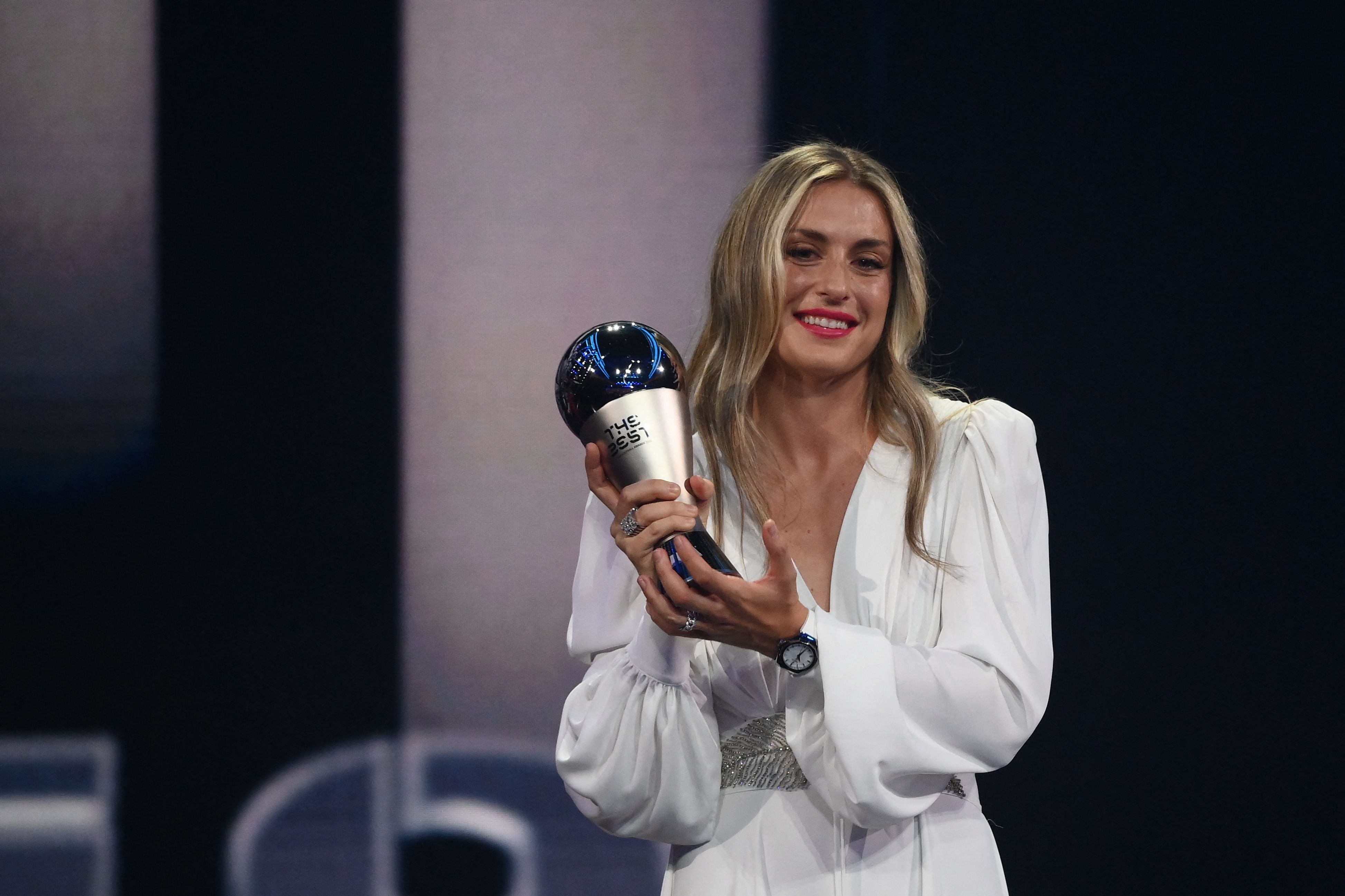 Penyerang timnas Spanyol dan Barcelona Alexia Putellas saat menerima trofi Pemain Terbaik FIFA