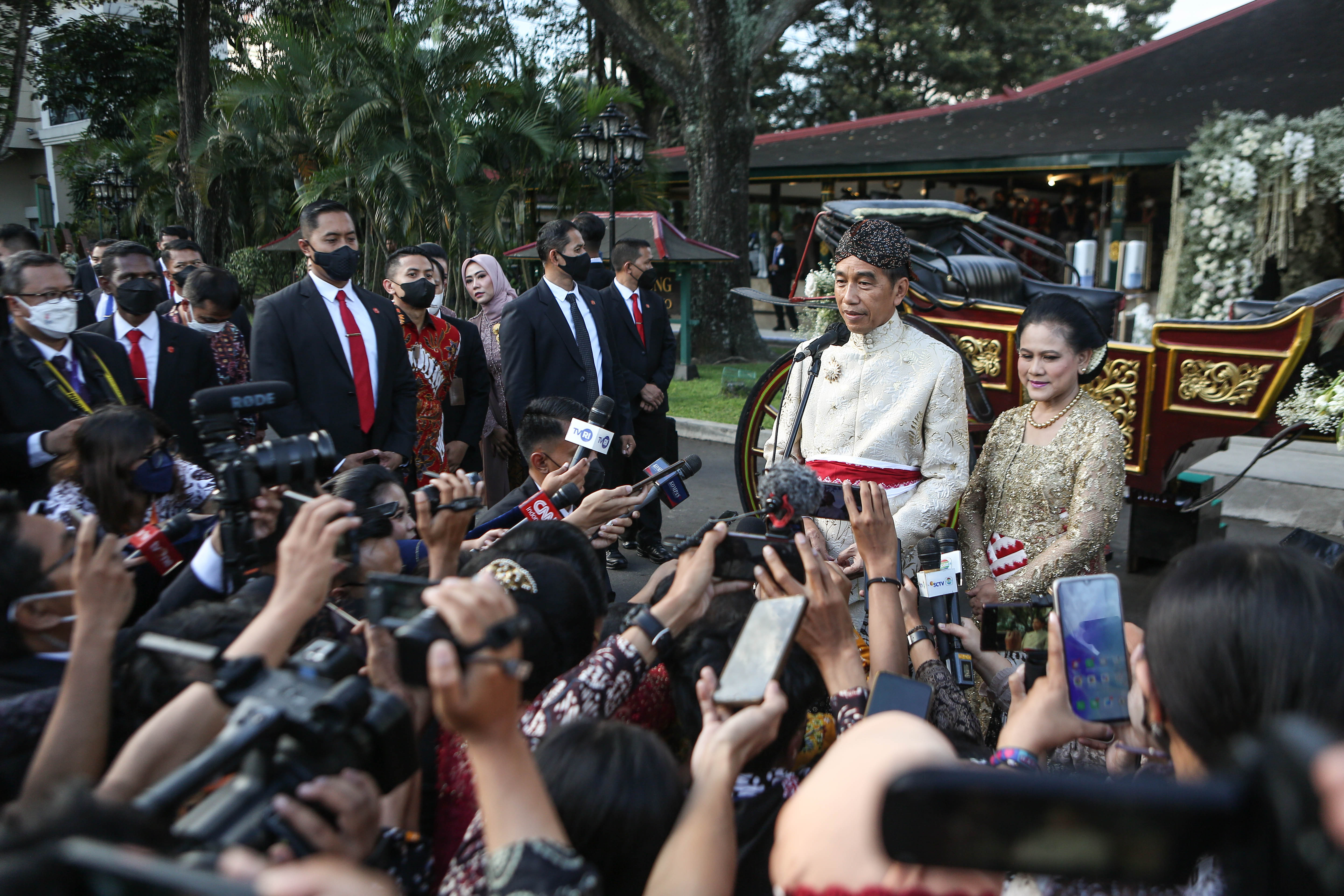 Presiden Jokowi dan Ibu Negara saat memberikan keterangan pers.