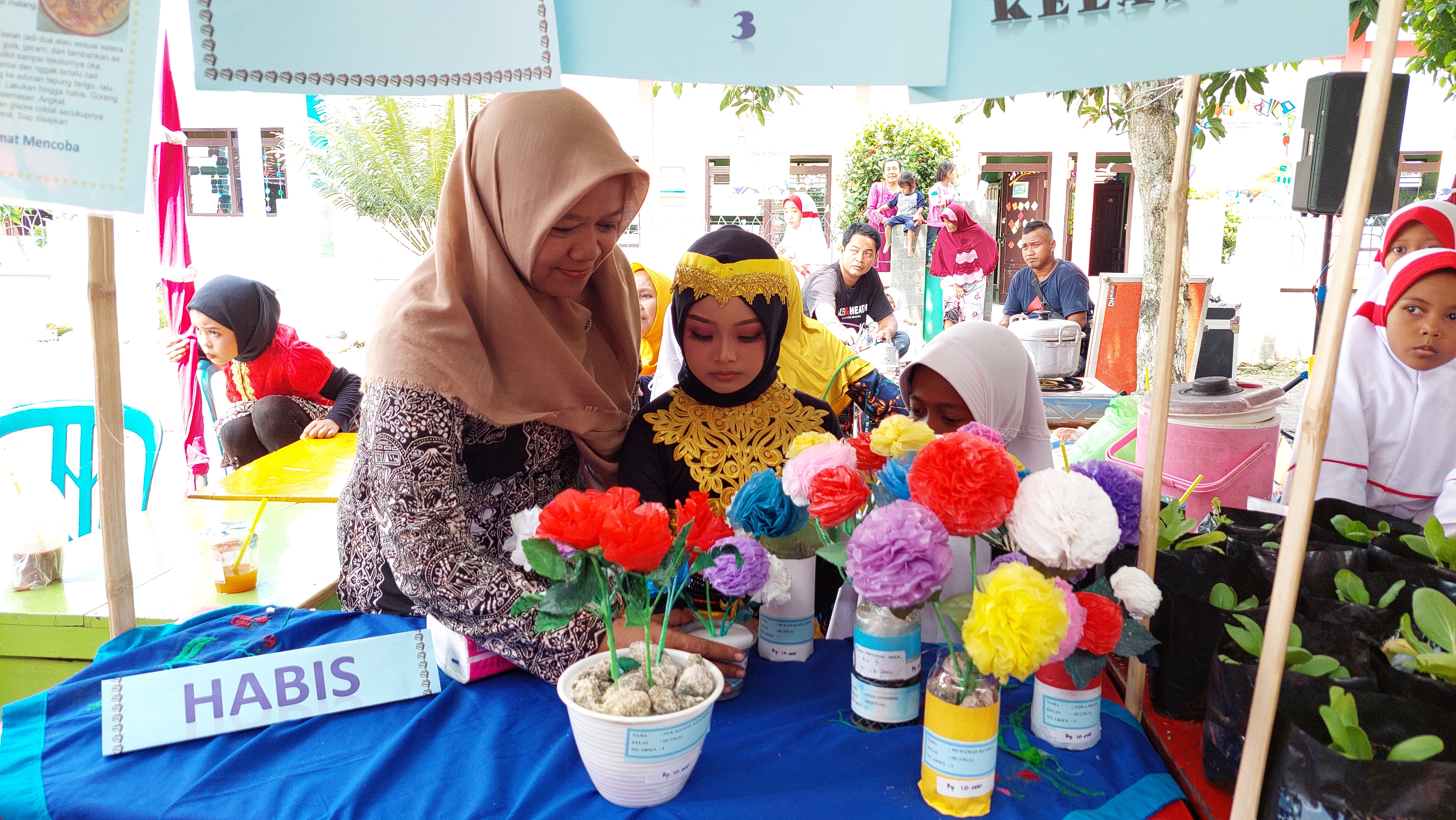 Siswi SD 1 Ngemplak menunjukan karya dari limbah plastik dalam di halaman SD 1 Ngemplak, Undaan, Kudus, Rabu (7/12/2022).