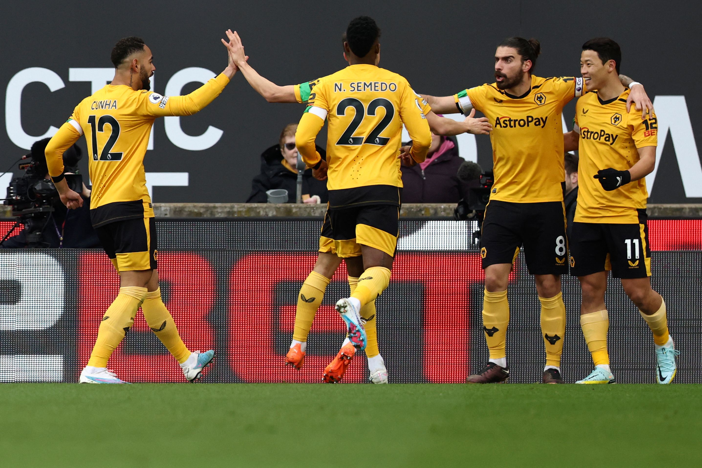 Pemain Wolverhampton merayakan gol yang dicetak ke gawang Liverpool dalam laga Liga Primer Inggris, Sabtu (4/2). Wolverhampton menang 3-0. 