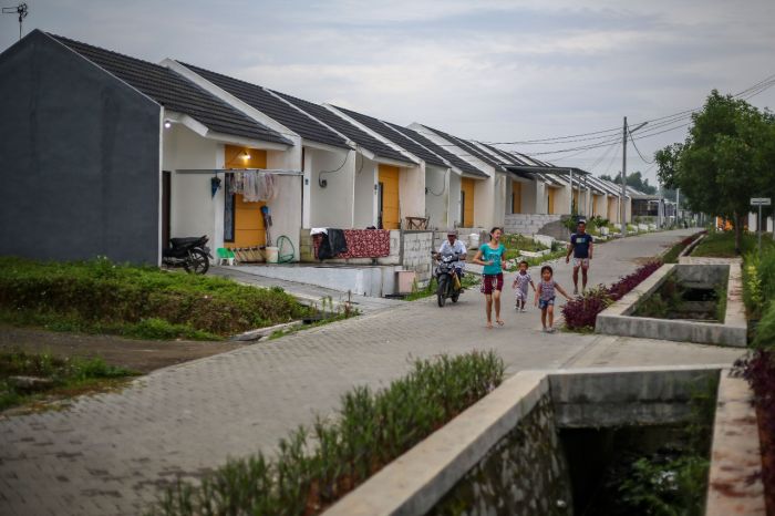 Warga melintas di depan perumahan di Kawasan Maja.
