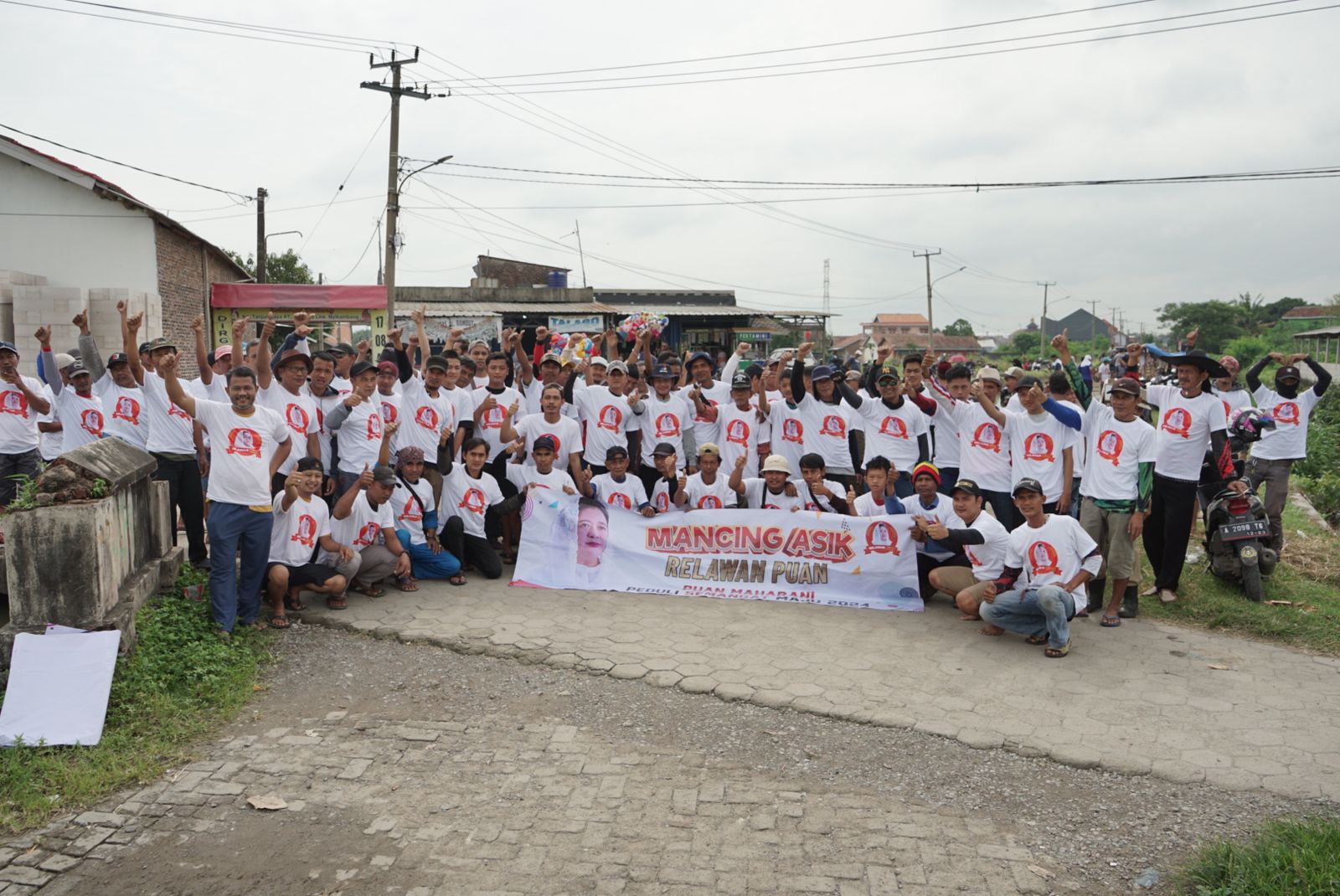 Acara 'Mancing Asik Relawan Puan' diikuti ratusan warga sekitar Desa Sukmajaya, Kec. Jombang, Kota Cilegon, Banten.