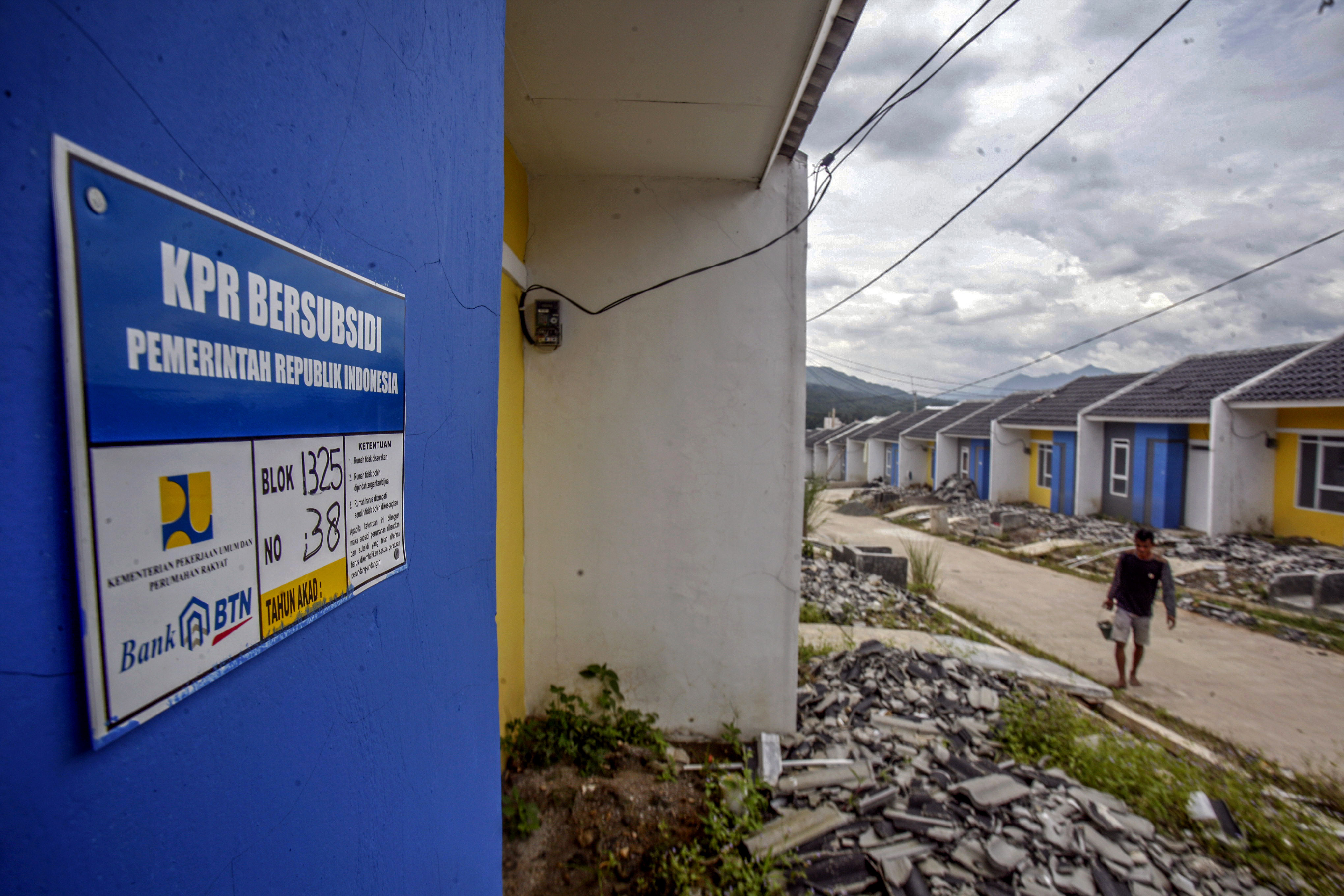 Pekerja beraktivitas di proyek pembangunan rumah bersubsidi di Bogor, Jawa Barat, Kamis (18/2/2021).