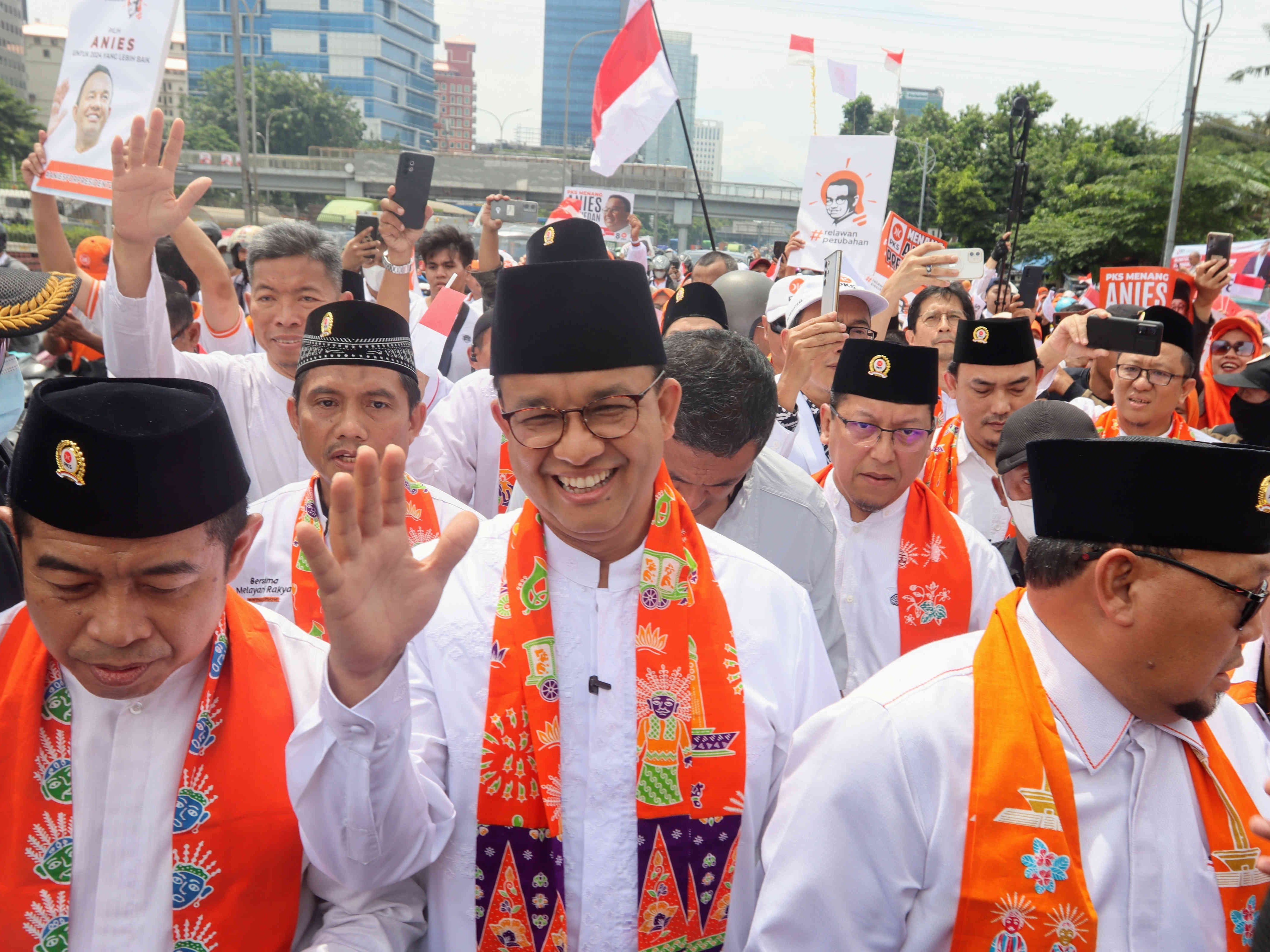 Bakal Calon Presiden Partai NasDem Anies Baswedan berjalan menuju DPP PKS, Jakarta, Kammis (23/2).