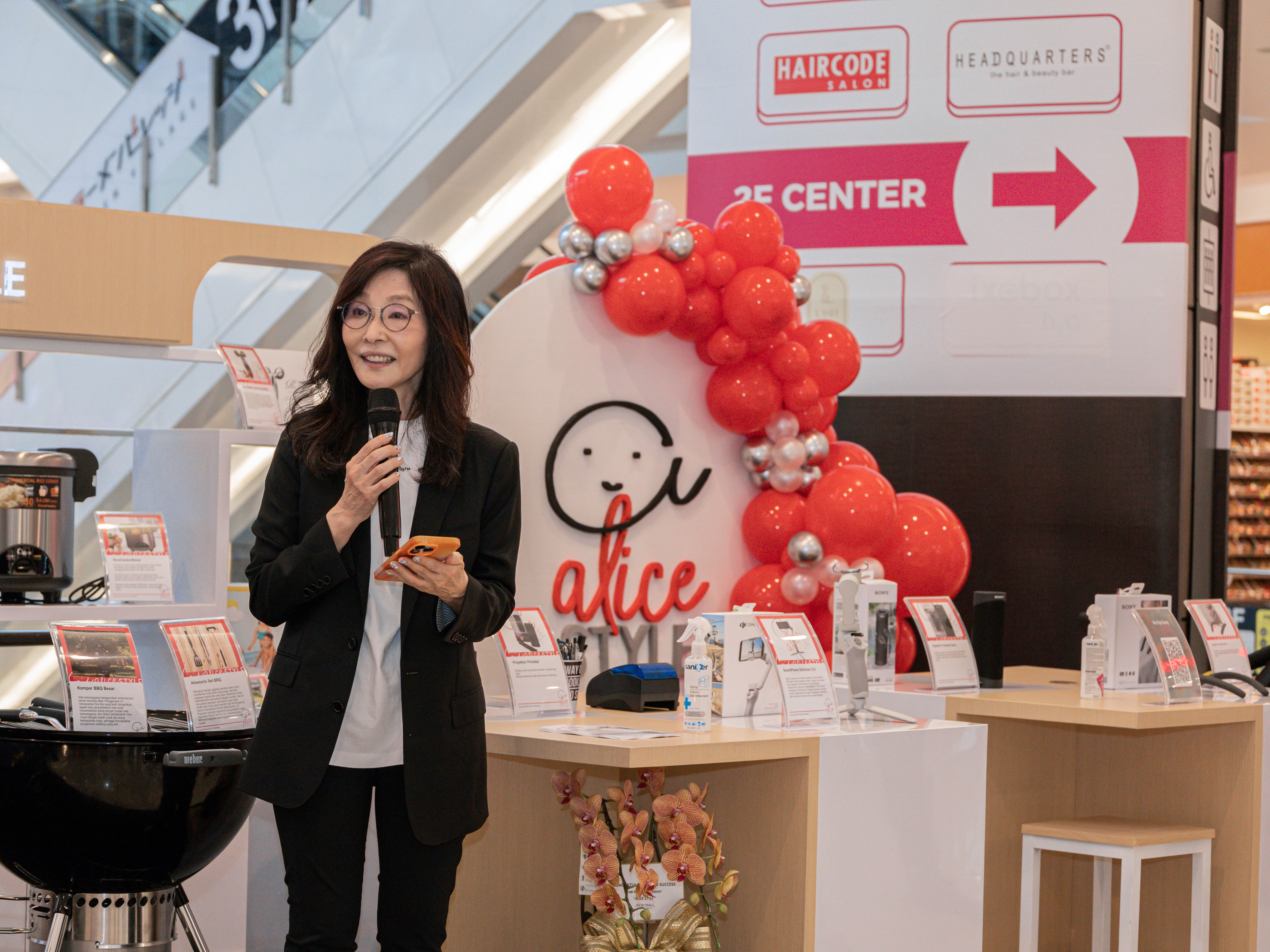 Rieko Muramoto (CEO Peace Tech Lab, Inc) memberikan kata sambutan dalam acara peresmian outlet Alice Style di AEON Mall, BSD City.