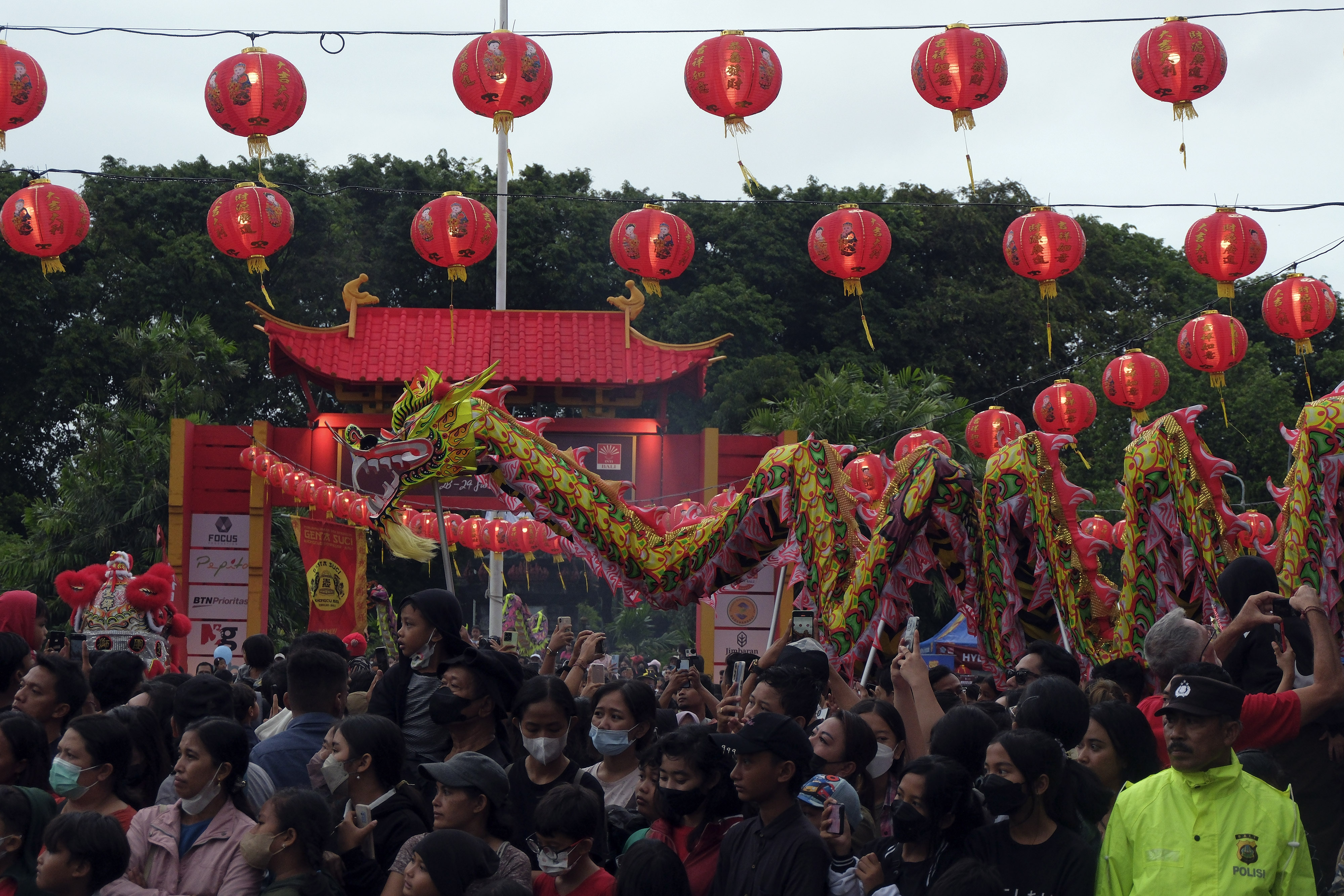 Ribuan warga menyaksikan peserta parade Nusantara menampilkan tarian Liong saat Festival Imlek Bersama 2023.