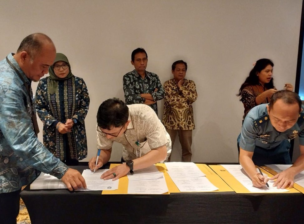 Penandatanganan Berita Acara Kesepakatan dan Peta Batas Kewenangan Pengelolaan Sumber Daya Alam di Laut.