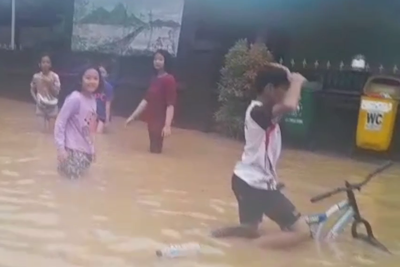 Banjir yang melanda sejumlah wilayah Sumbawa Barat, NTB, sejak Senin (13/2).