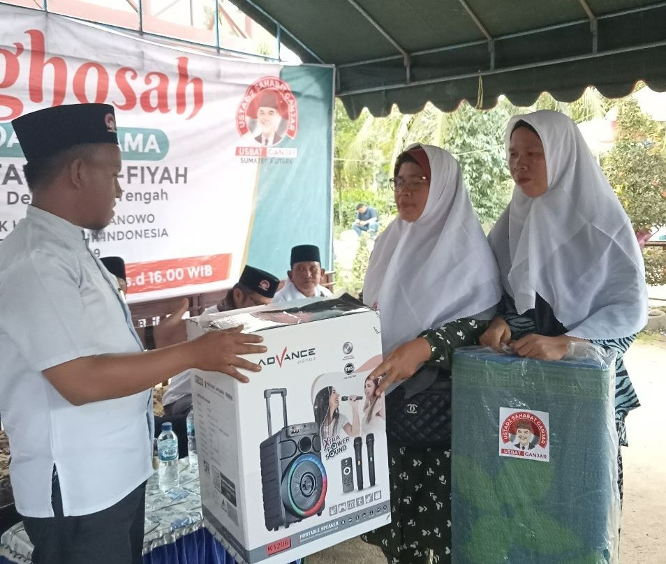 Koordinator Usbat Ganjar Serdang Bedagai Ustaz Bima Wardani memberikan bantuan bagi Majelis Ta'lim Al-Fiyah usai istighosah, Kamis (23/2)