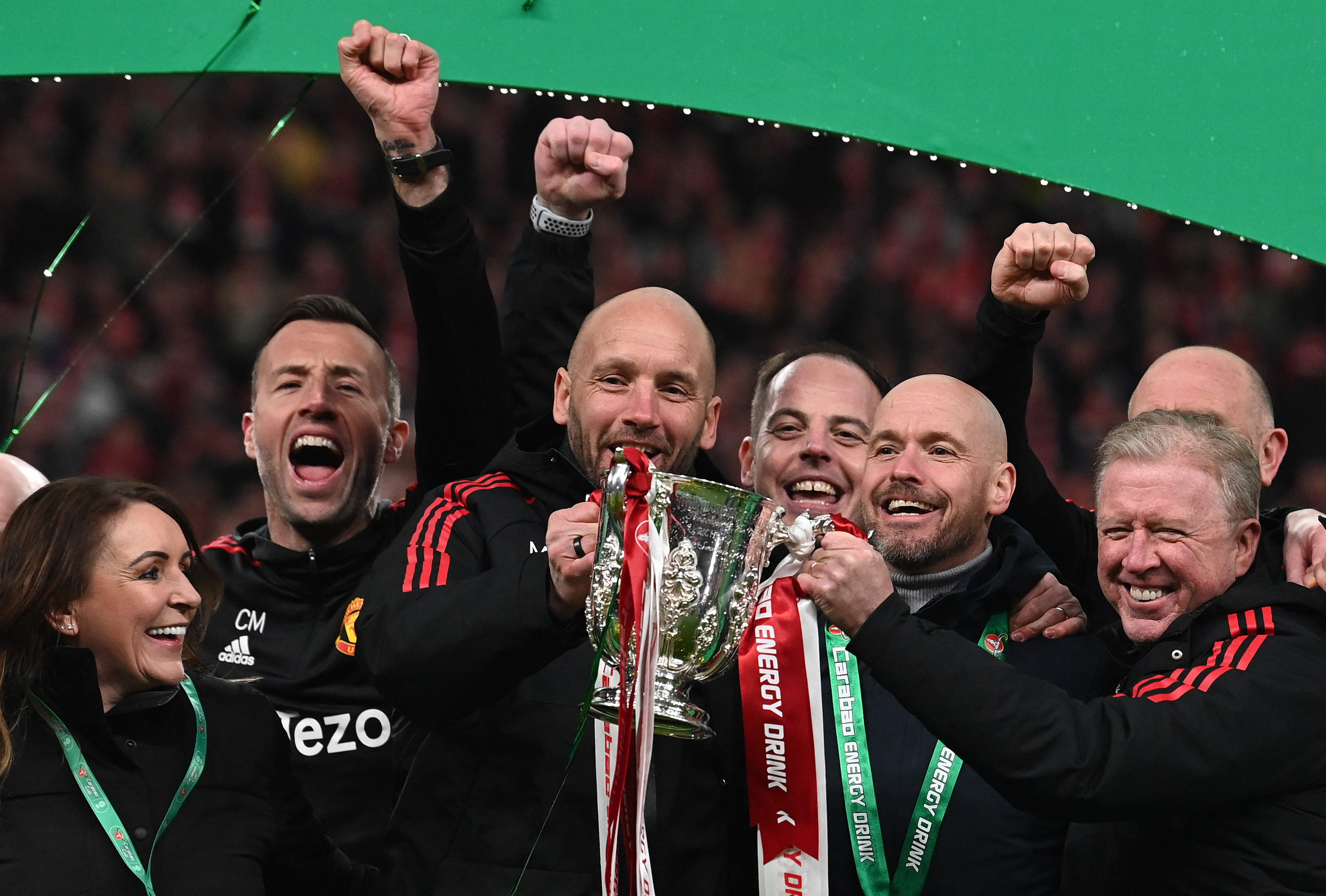 Manajer Manchester United Erik ten Hag berfoto bersama para asistennya usai menjadi juara Piala Liga.