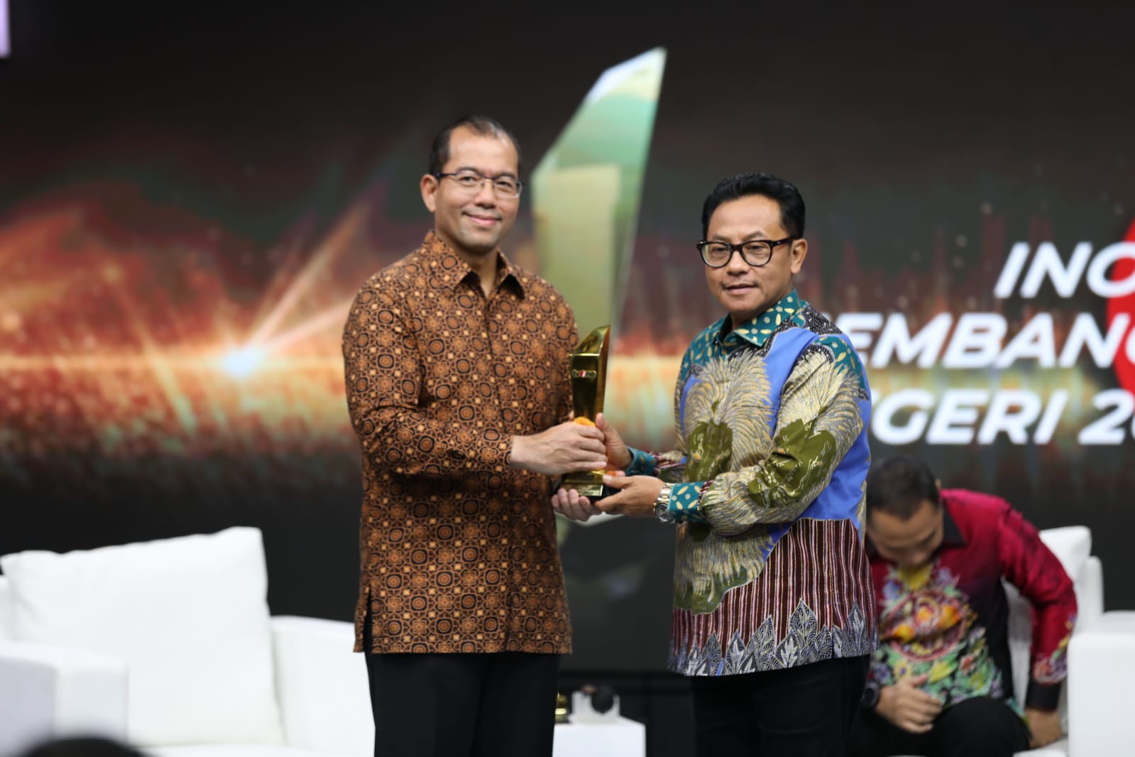 Wali Kota Malang Sutiaji menerima penghargaan Inovasi Membangun Negeri 2023.