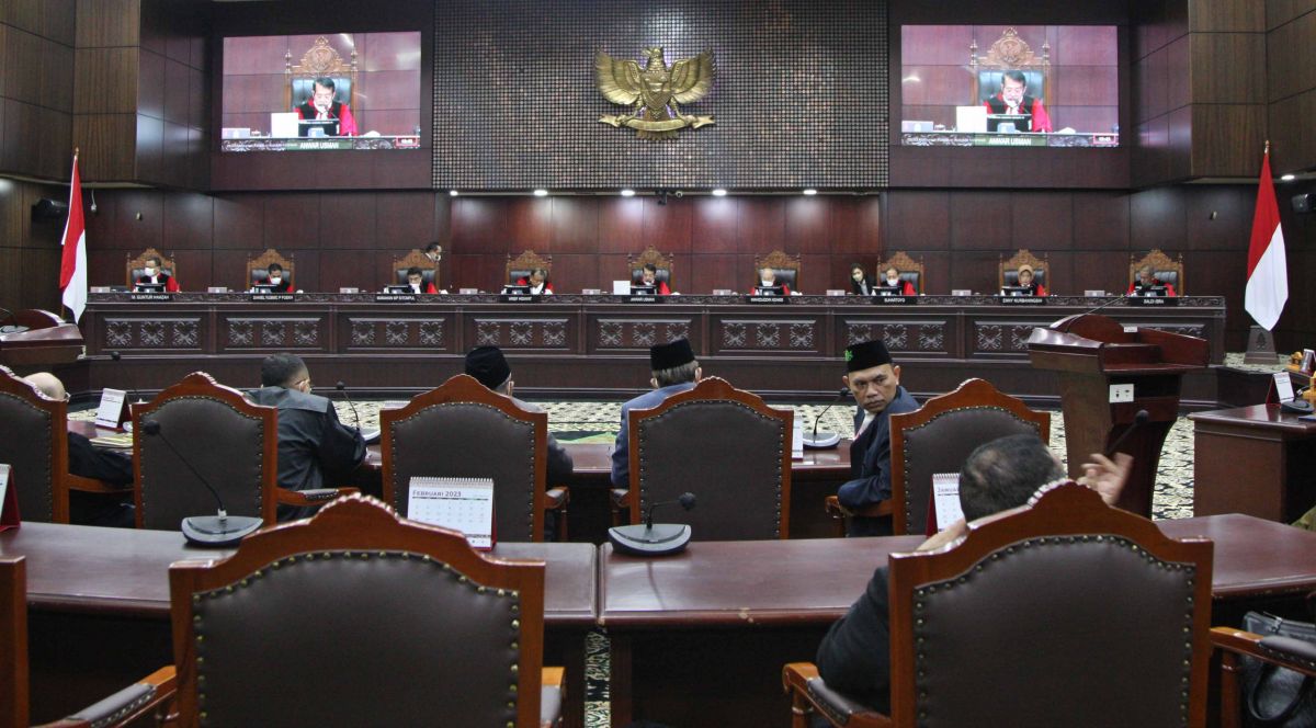 Ilustrasi: hakim konstitusi memimpin sidang.