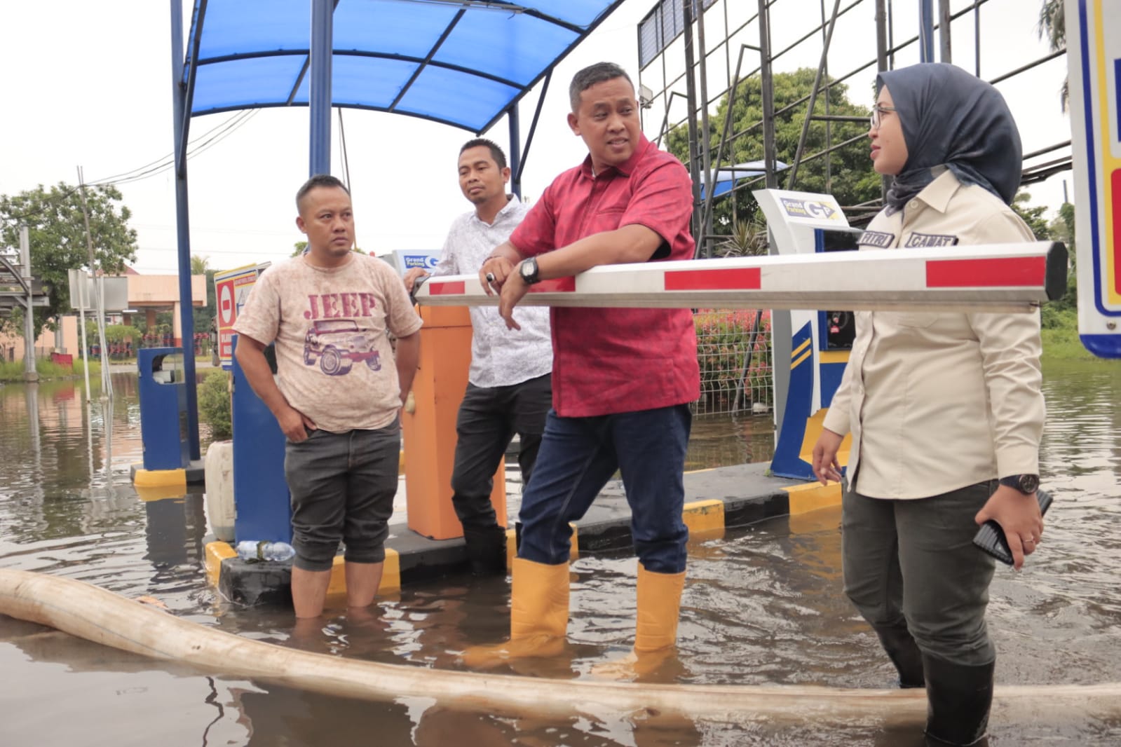 Genangan air atau banjir setinggi mata kaki orang dewasa di area Blu Plaza, Kelurahan Margahayu, Kecamatan Bekasi Timur, Kota Bekasi.