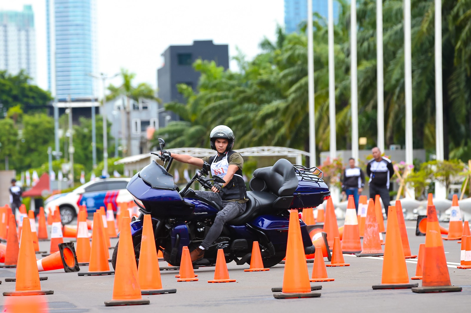 Pelatihan dan kontes keselamatan berkendara yang digelar Garrison Motoforge di halaman Kompleks Parlemen, Senayan, Minggu (12/2).