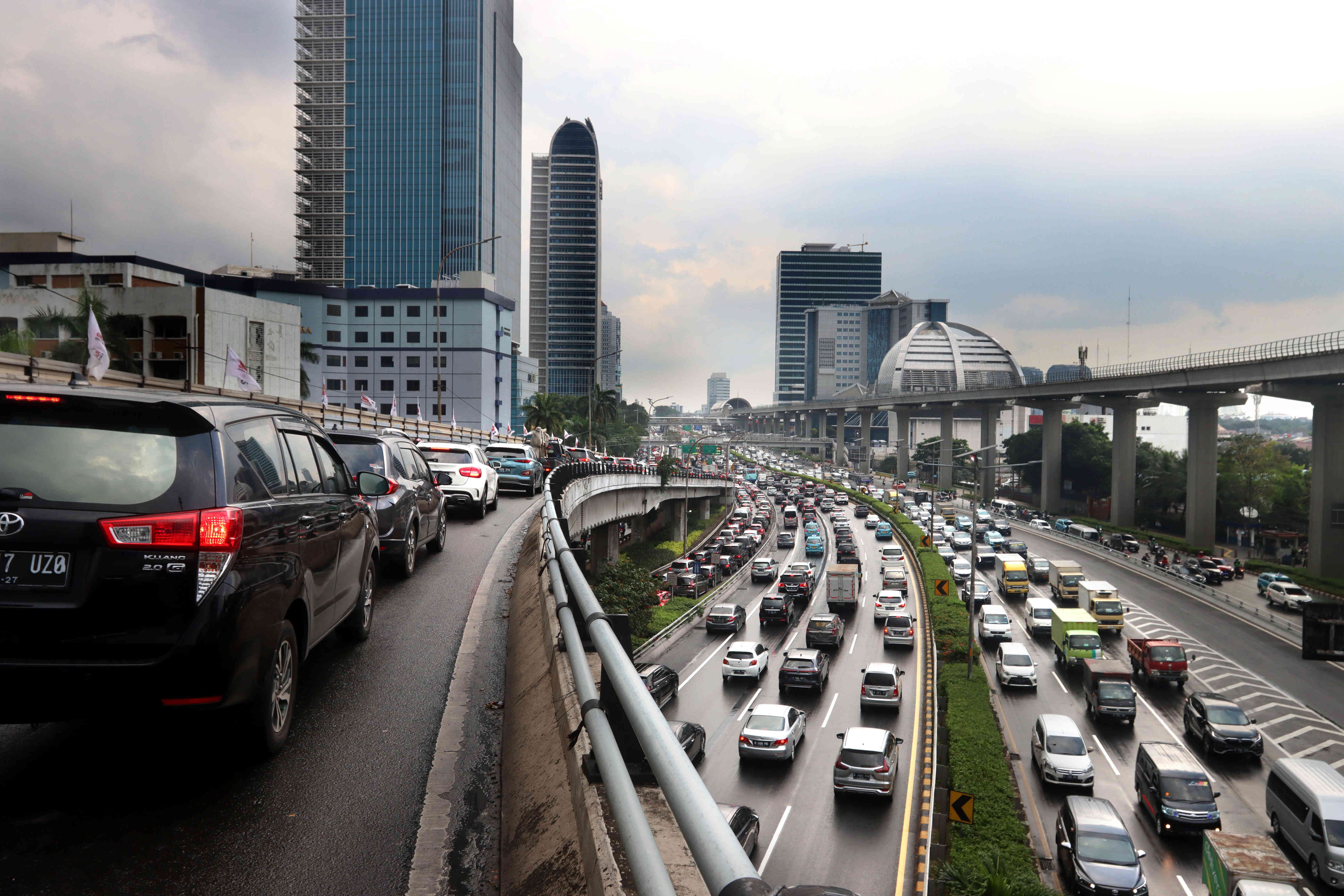 Suasana kemacetan lalu lintas sore di jam pulang kerja, di kawasan jalan Gatot Subroto, Jakarta. 
