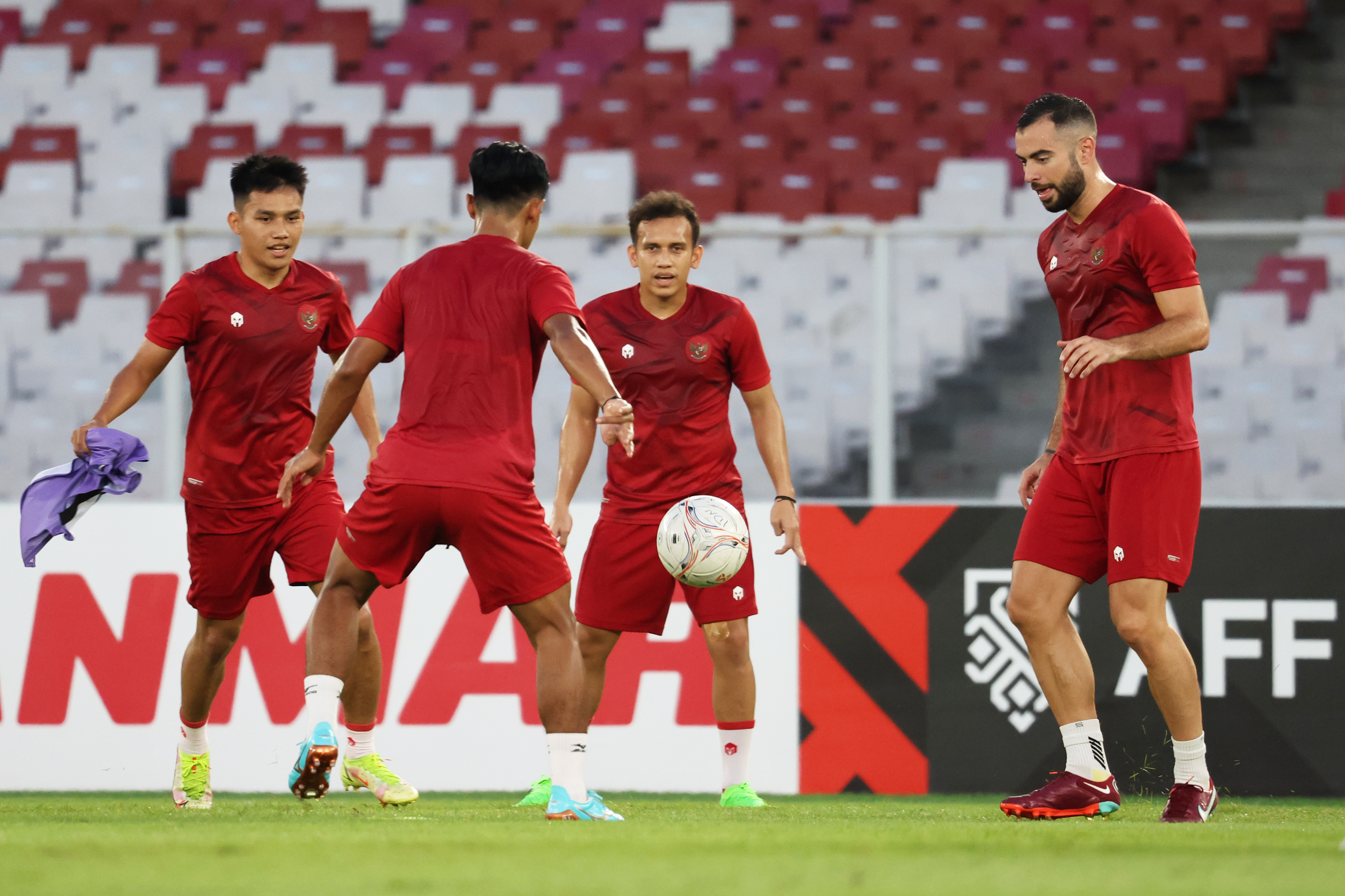 Pemain timnas Indonesia berlatih di Stadion Utama Gelora Bung Karno, Jakarta.