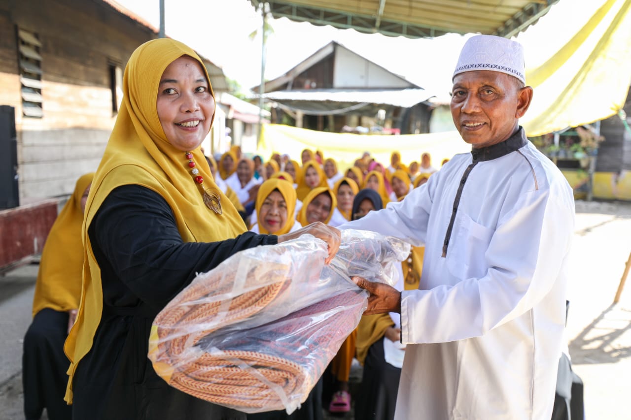 TGS Ganjar Silaturahmi ke Majelis Taklim di Medan Marelan Donasikan Karpet