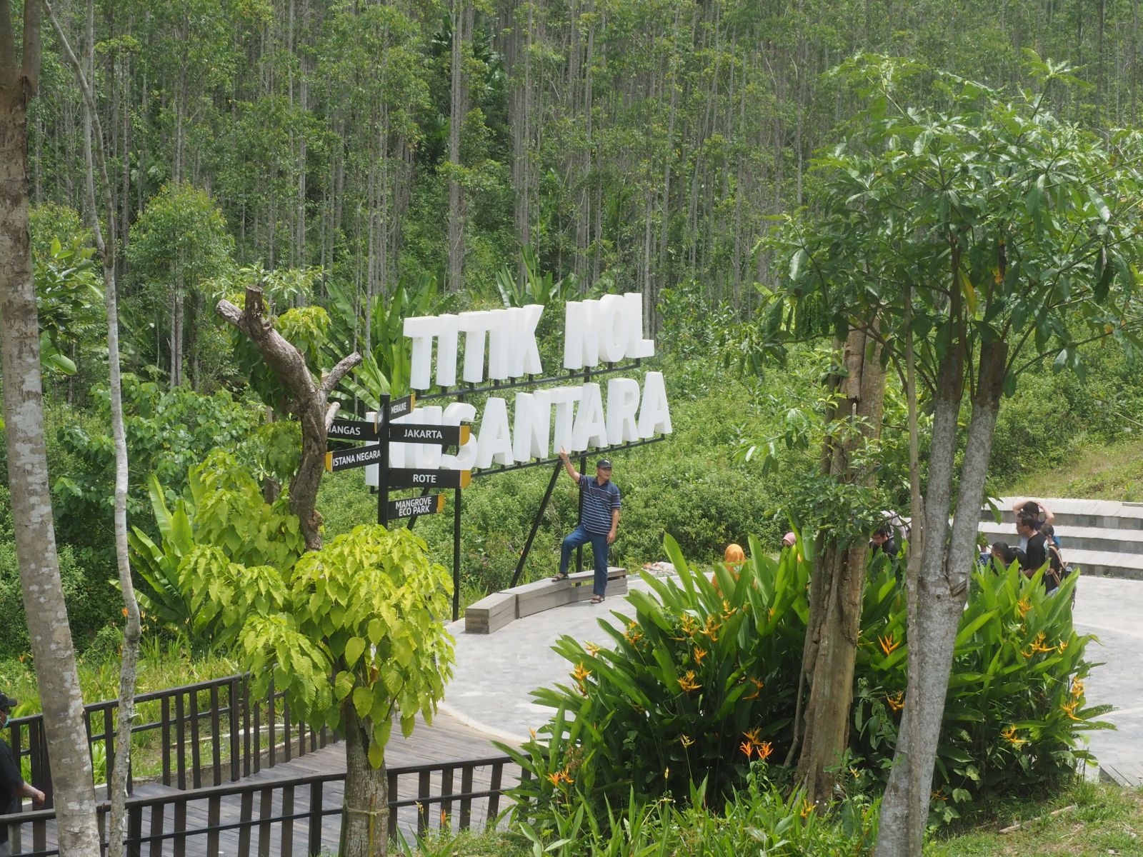 Warga berfoto di Titik 0 IKN Nusantara.  