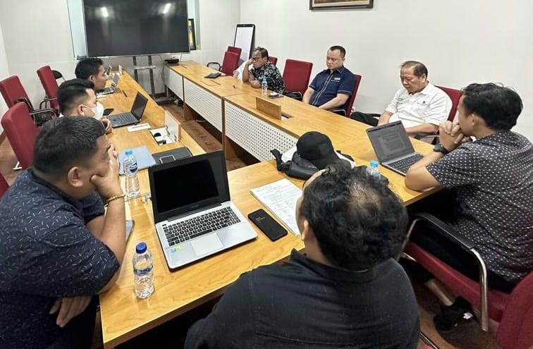 Sugeng IPW mendampingi Helmut saat diperiksa di Bareskrim Polri  beberapa waktu lalu.