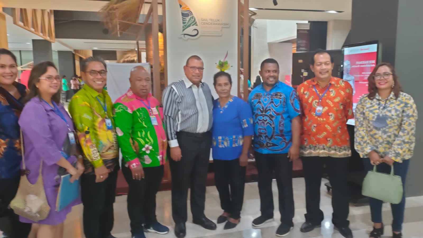  Pj Gubernur Papua Barat Daya Muhammad Musa'ad (baju garis-garis) bersama panitia Sail Teluk Cendrawasih 2023