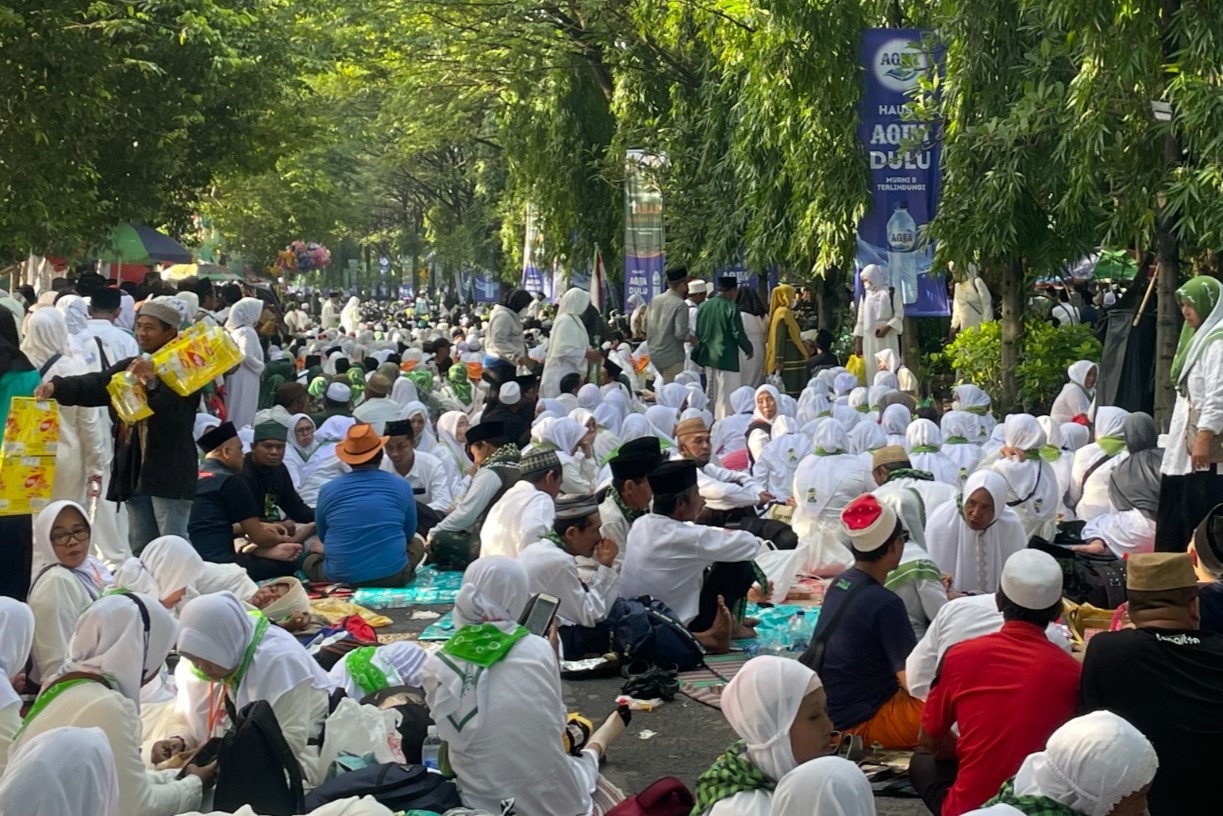 Peserta puncak peringatan Harlah Satu Abad Nahdlatul Ulama (NU) berlangsung di Stadion Gelora Delta Sidoarjo, Jawa Timur, Selasa (8/2). 