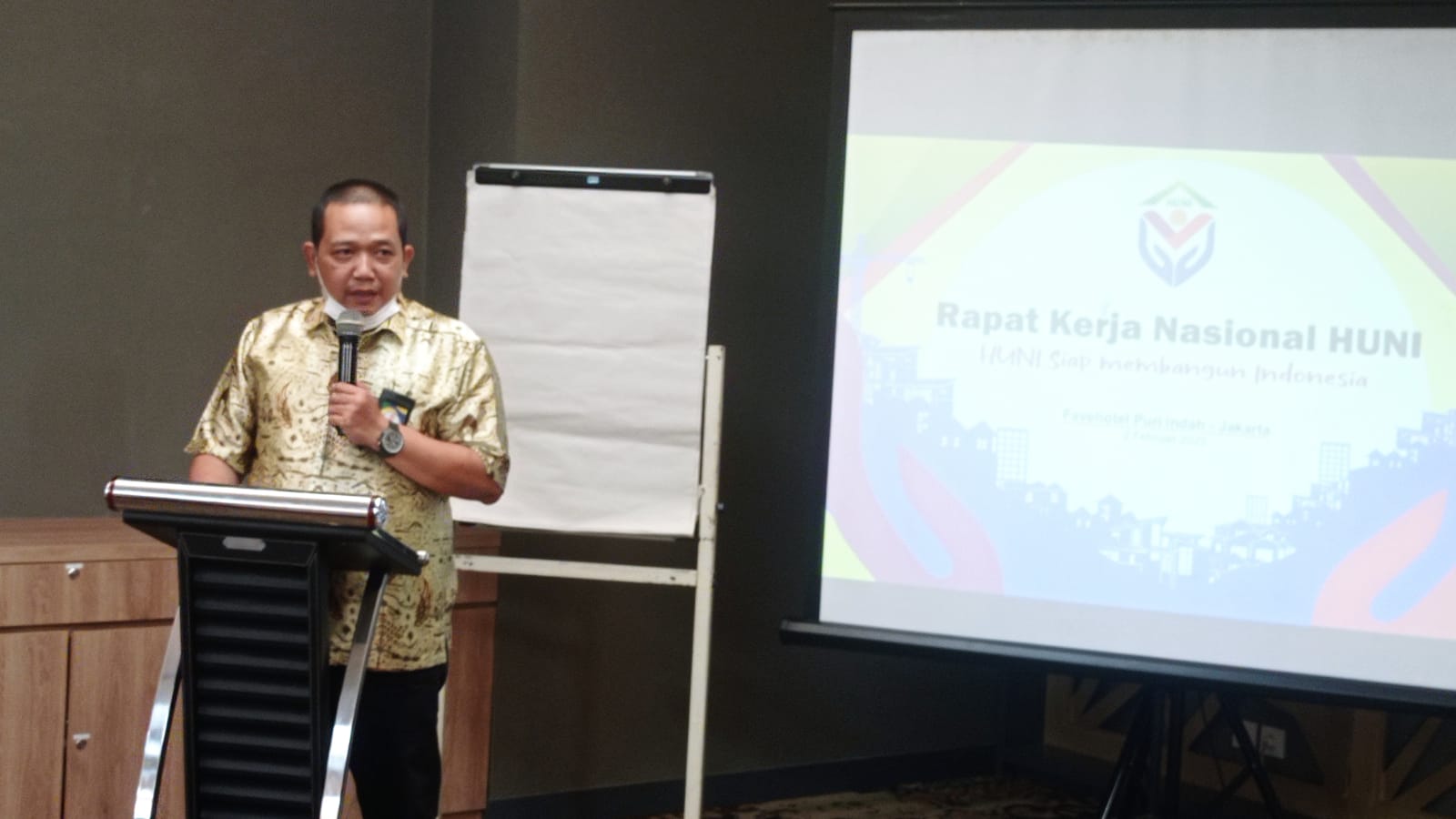 Rakernas Himpunan Usahawan Mikro Kecil Menengah Bangunan Nasional Indonesia (HUNI), di Favehotel, Kembangan, Jakarta Barat, Kamis.