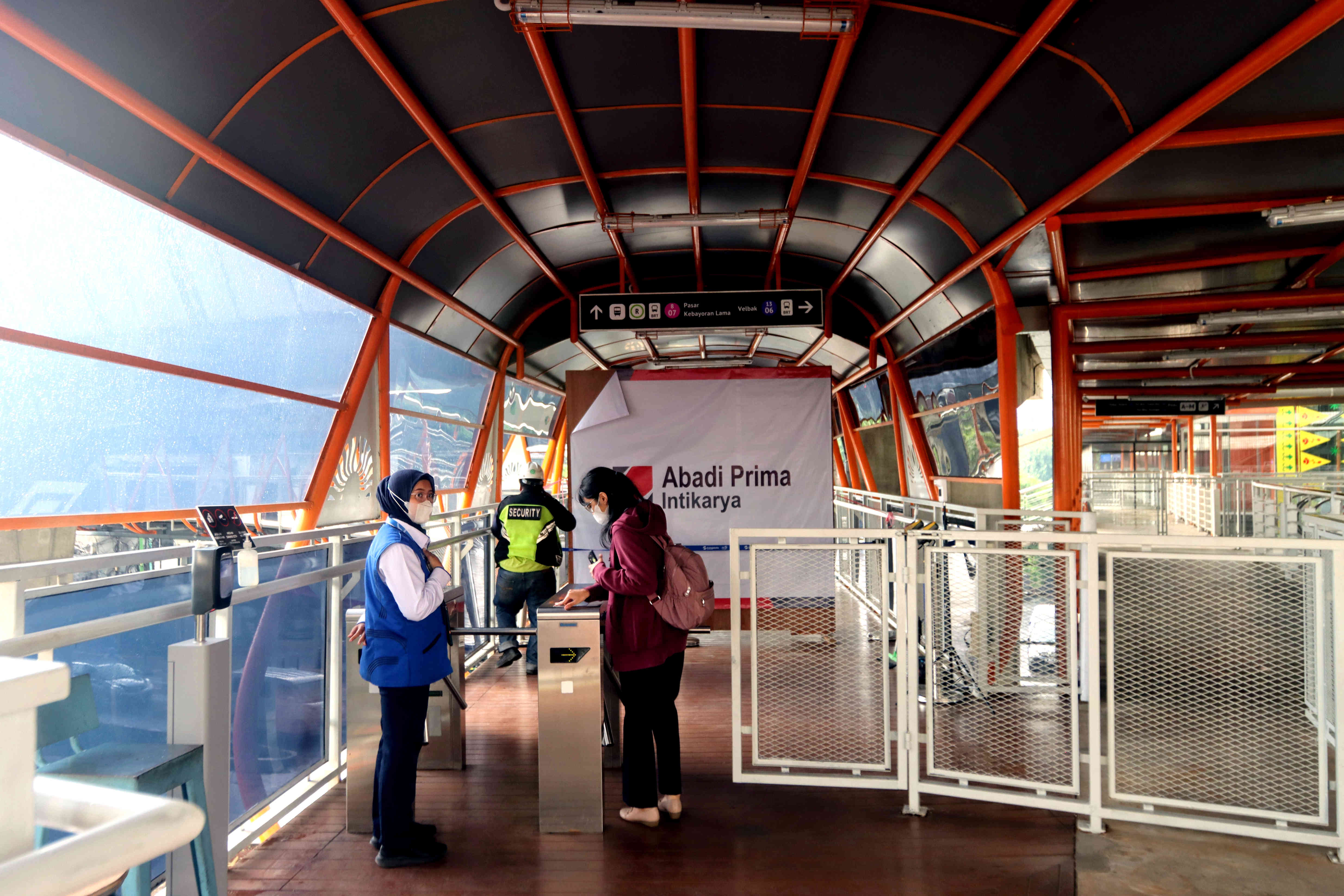 Warga melintas di skywalk yang menghubungkan Stasiun KRL Kebayoran dan Halte Transjakarta Velbak di Kebayoran Lama, Jakarta.
