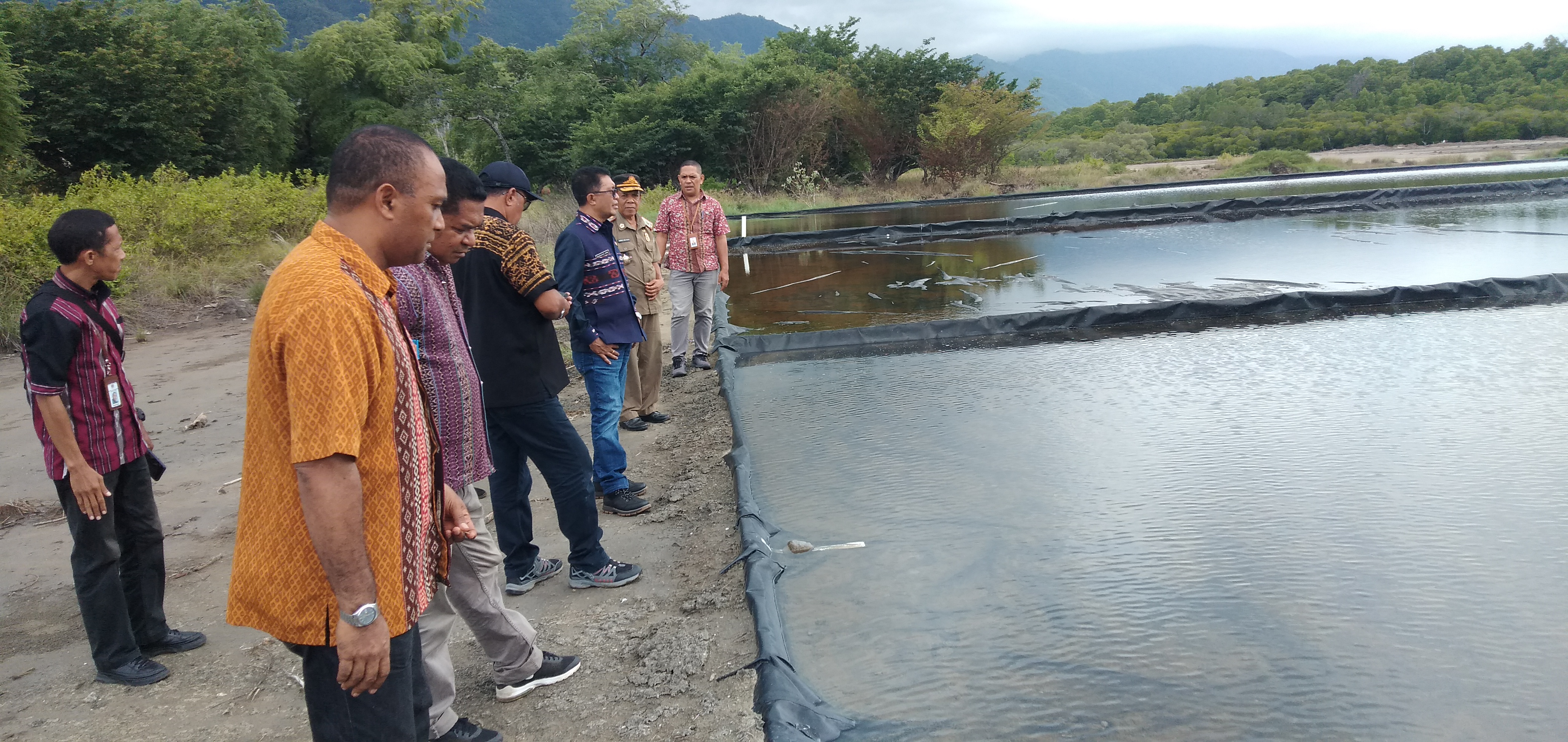 Penjabat Bupati Lembata, Marsianus Jawa, saat mengunjungi sejumlah proyek mangkrak di wilayahnya