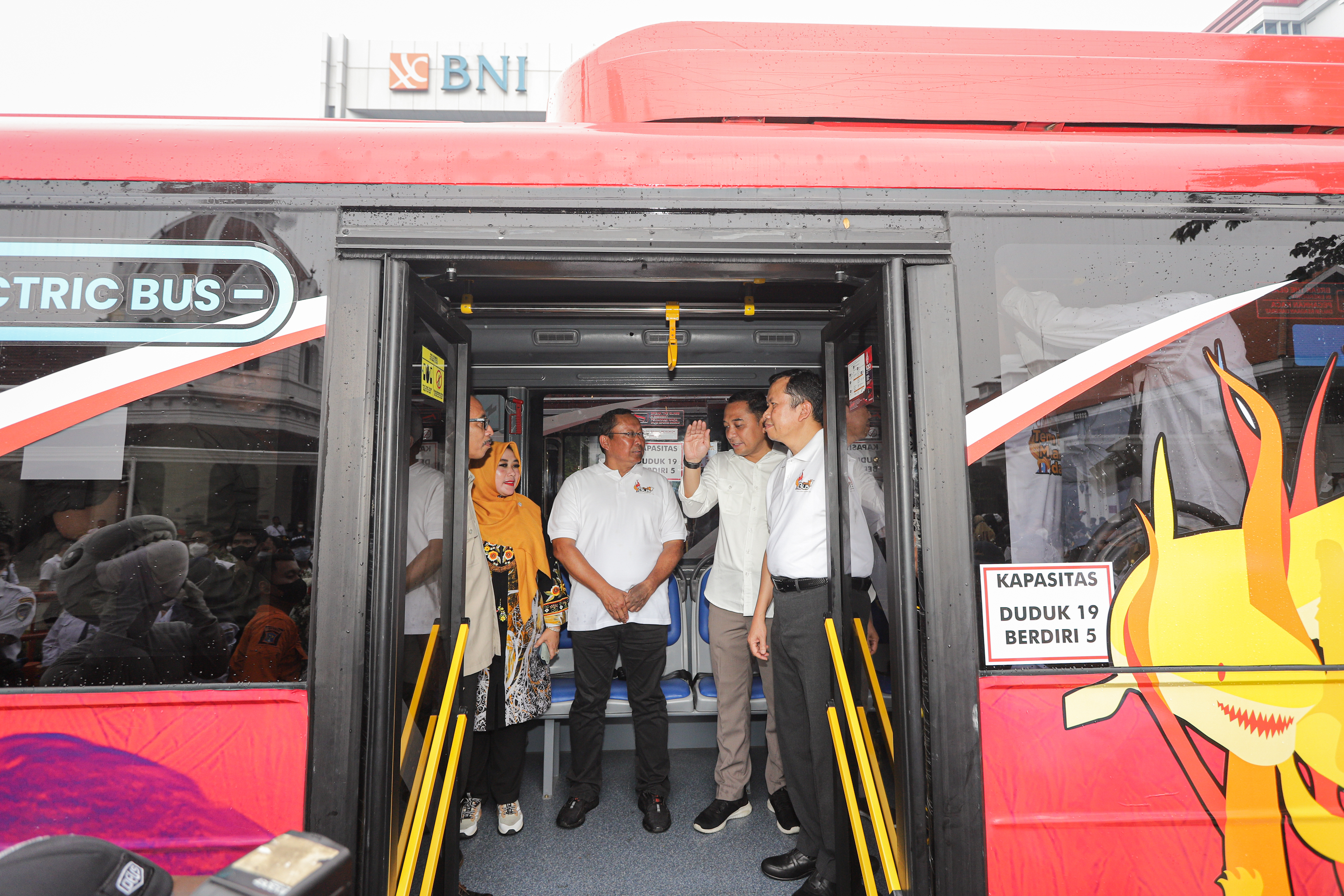 Dir. Angkutan Jalan Kemenhub Suharto (kanan) dan Wali Kota Surabaya Eri Cahyadi (kedua kanan) di bus listrik Trans Semanggi (20/12/2022).
