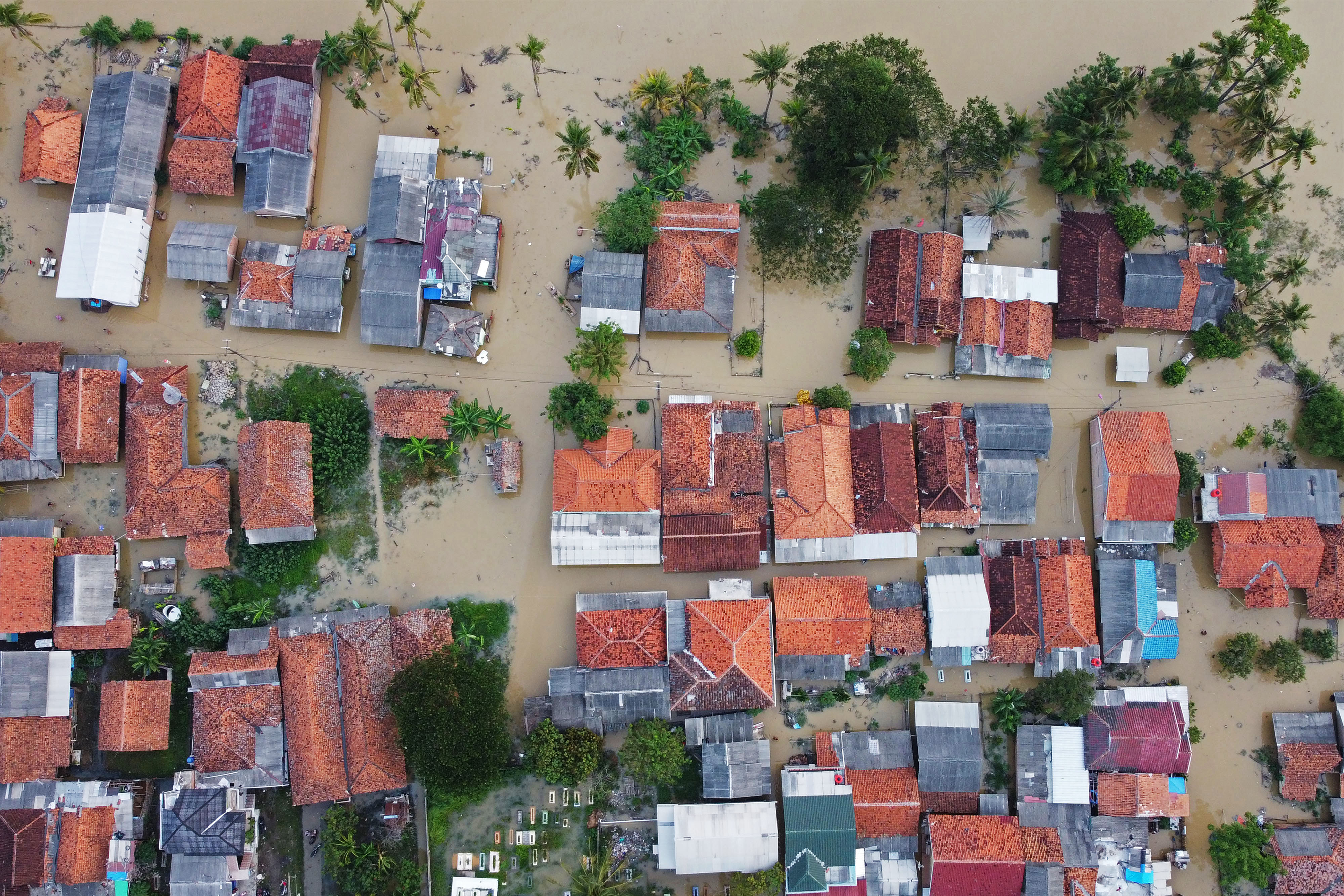 Foto udara suasana permukiman warga yang terendam banjir di Desa Karangligar, Karawang, Jawa Barat, akibat luapan Sungai Cibeet.