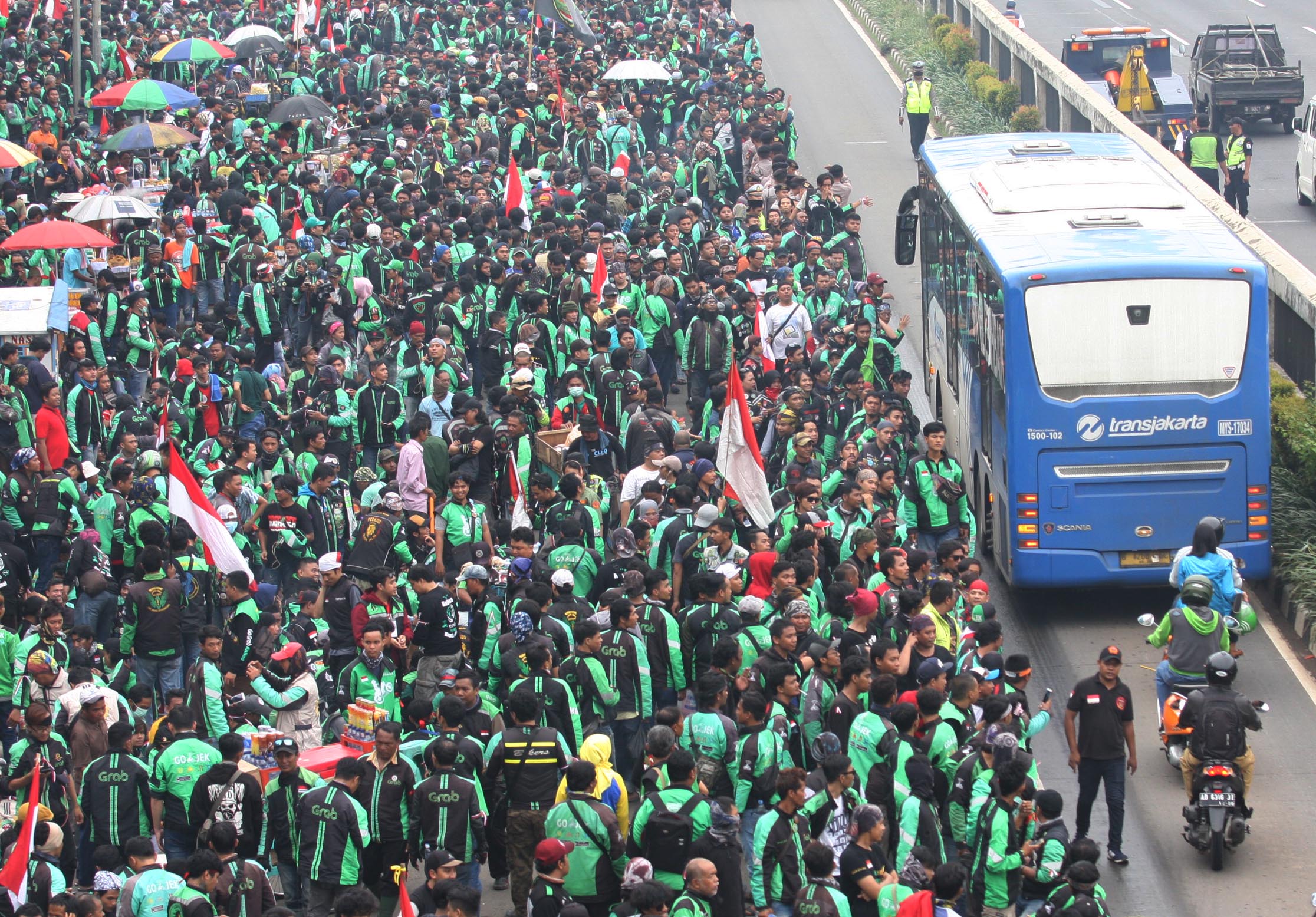 Demontrasi ribuan pengemudi ojek online/daring di deoan DPR RI, beberapa waktu lalu.