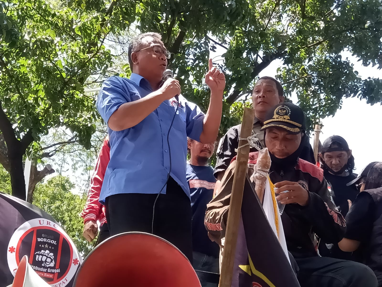 Ketua Umum DPP KSPSI Jumhur Hidayat dalam unjuk rasa pengemudi Ojek Online di Balai Kota DKI Jakarta, Rabu (8/2/2023)