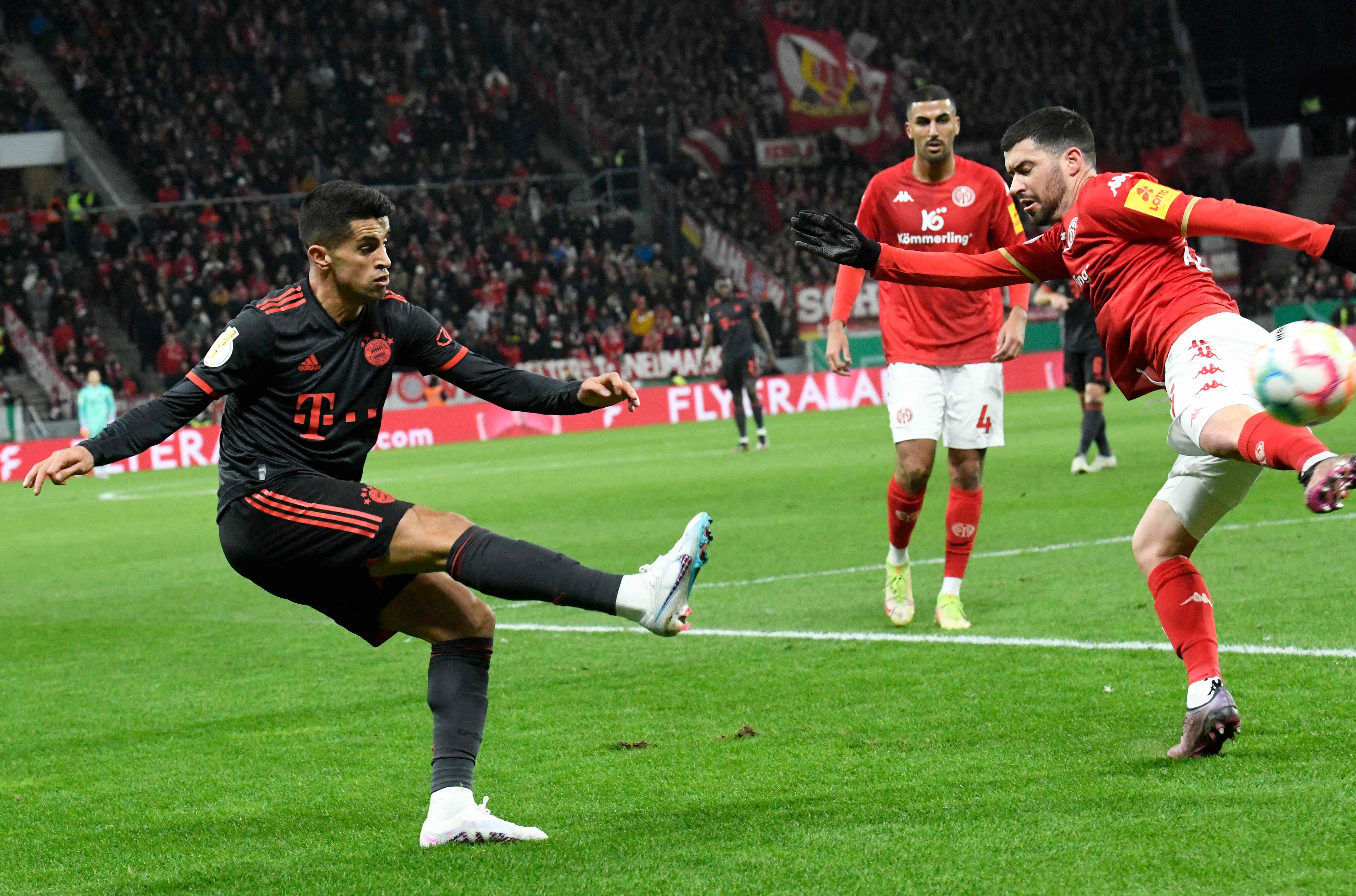 Ben anyar Bayern Muenchen Joao Cancelo melepaskan umpan silang dalam laga DFB Pokal melawan Mainz.