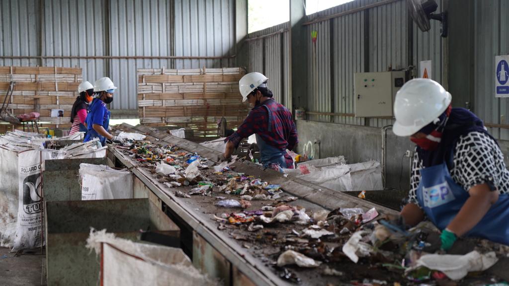 Proses Pemilahan Sampah Rumah Tangga di TPST3R Lekok, Pasuruan, Jawa Timur.
