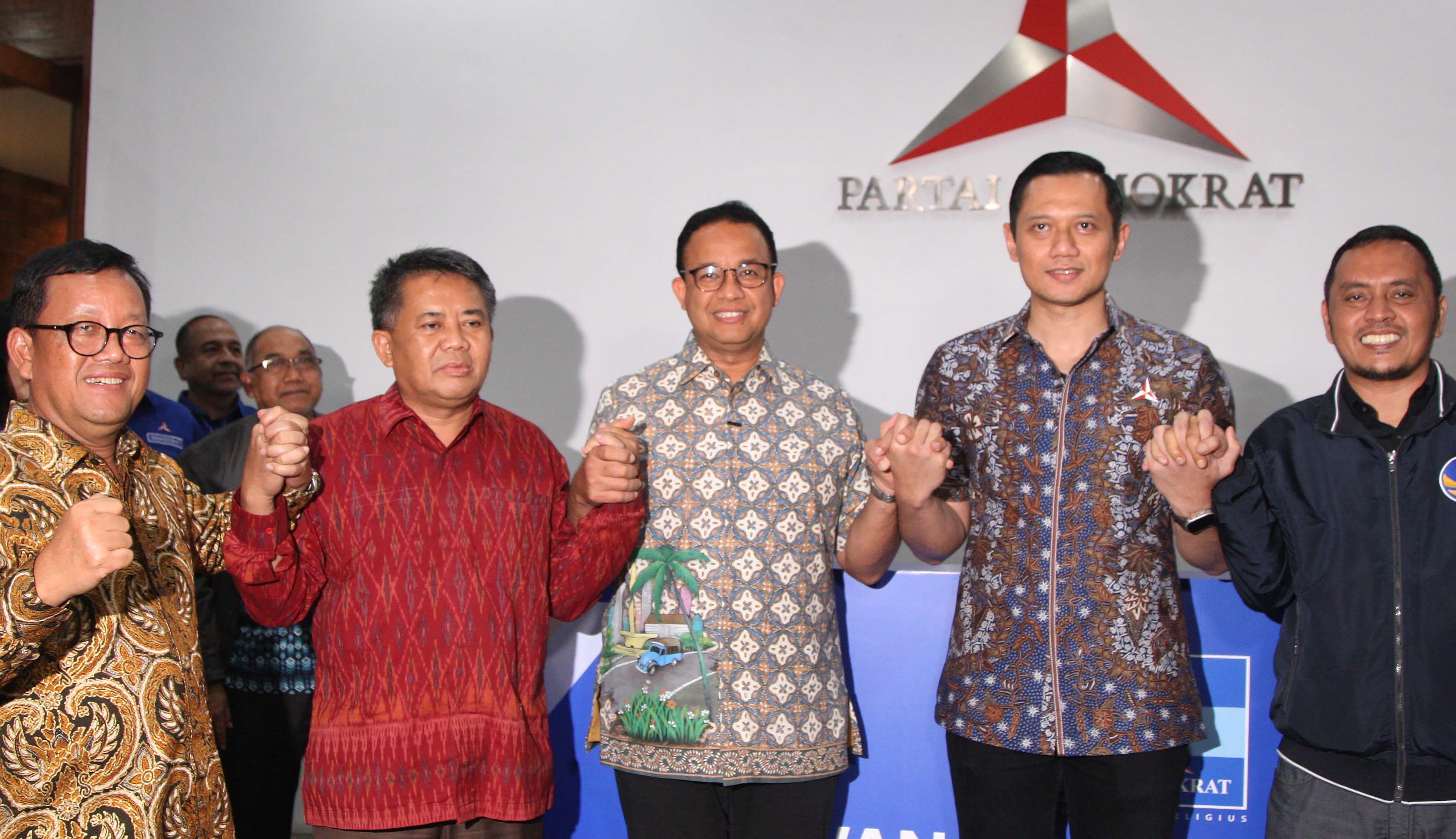 Calon Presiden dari Partai NasDem Anies Baswedan bersama Ketua Umum Partai Demokrat Agus Harimurti Yudhoyono dan pejabat parpol lain.