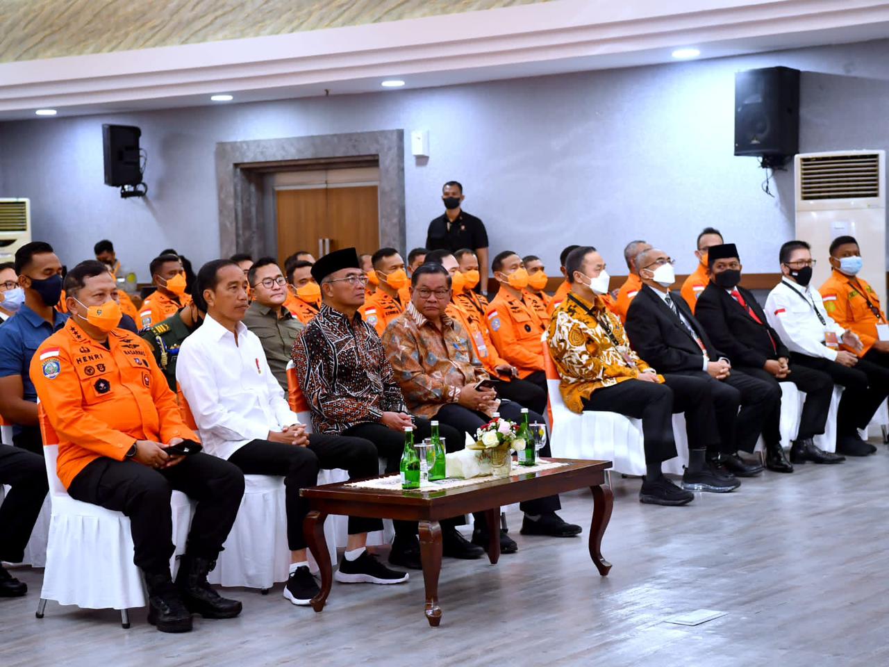 Presiden Jokowi (kedua kiri) menghadiri Raker Basarnas dan Forum Koordinasi Potensi Pencarian dan Pertolongan (FKP3) Nasional 2023.