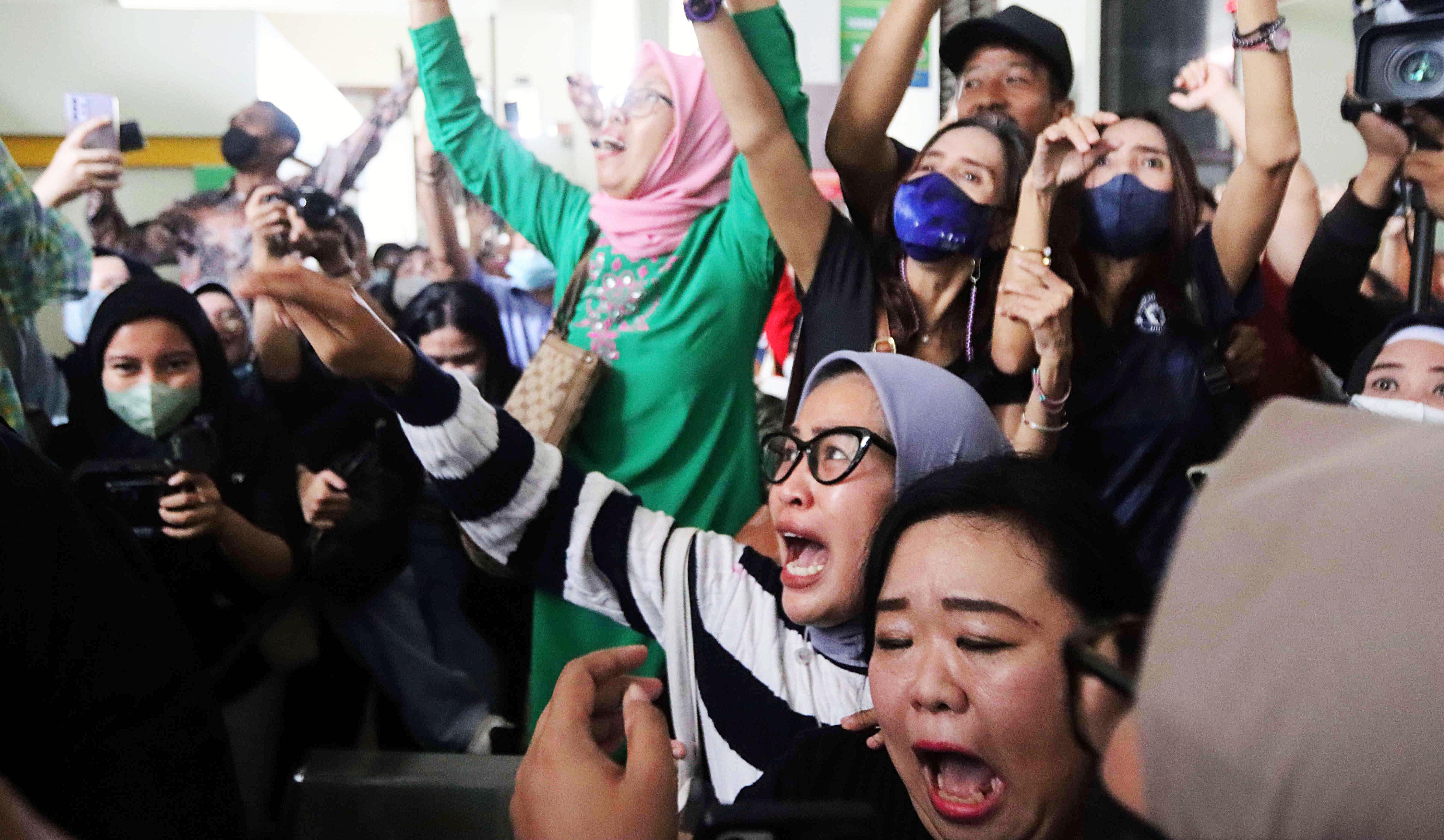 Para pendukung terdakwa Richard Eliezer Pudihang Lumiu alias Bharada E pada sidang vonis di PN Jaksel (15/2/2023).