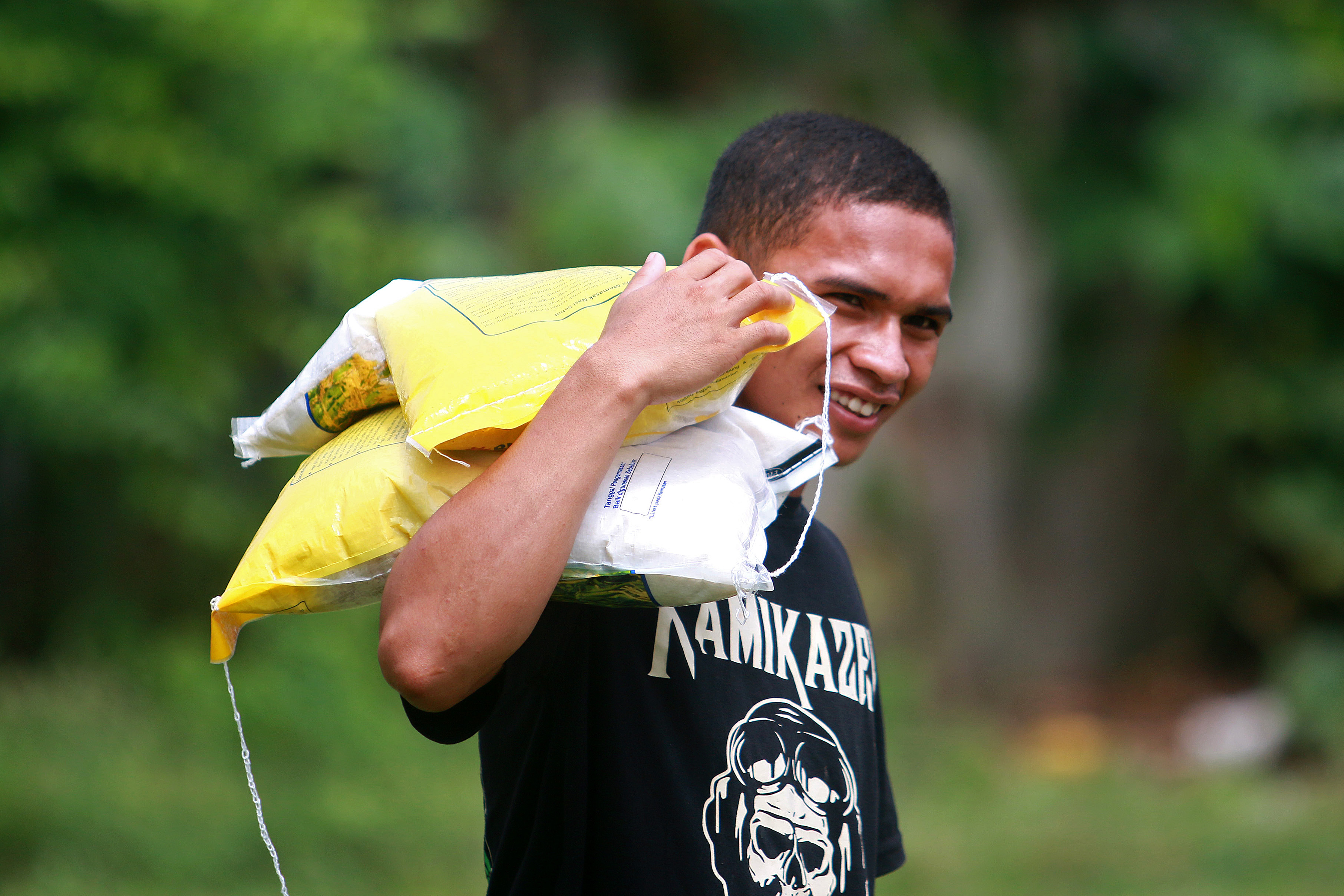  Seorang warga membawa pulang beras medium Bulog usai membeli di Pasar Murah Pangan di Liluwo, Kota Gorontalo, Gorontalo, Selasa (21/2)