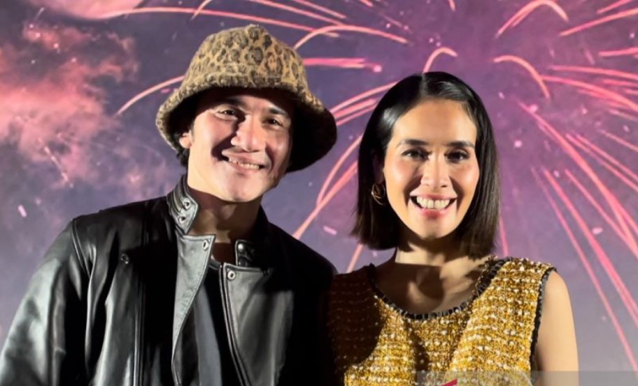 Pasangan selebritas Vino G Bastian (kiri) dan Marsha Timothy