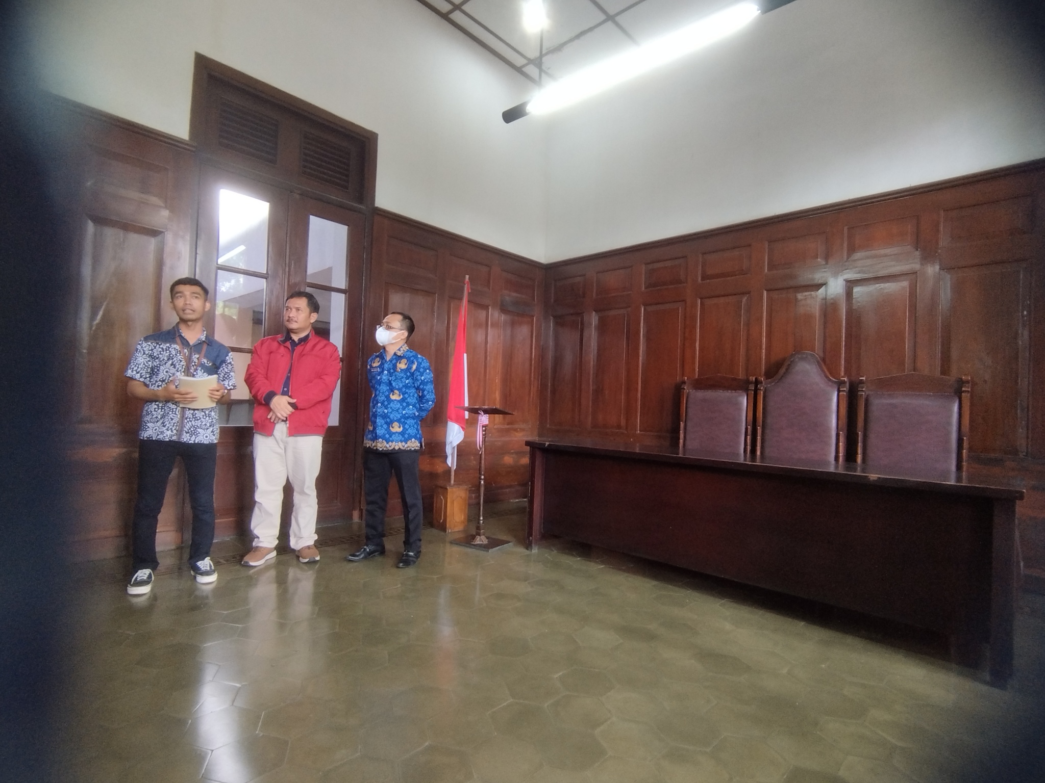 Gedung Indonesia Menggugat terletak di Jalan Perintis Kemerdekaan No 5, Kota Bandung. Gedung ini bersejarah ketika digunakan sebagai Pengadi