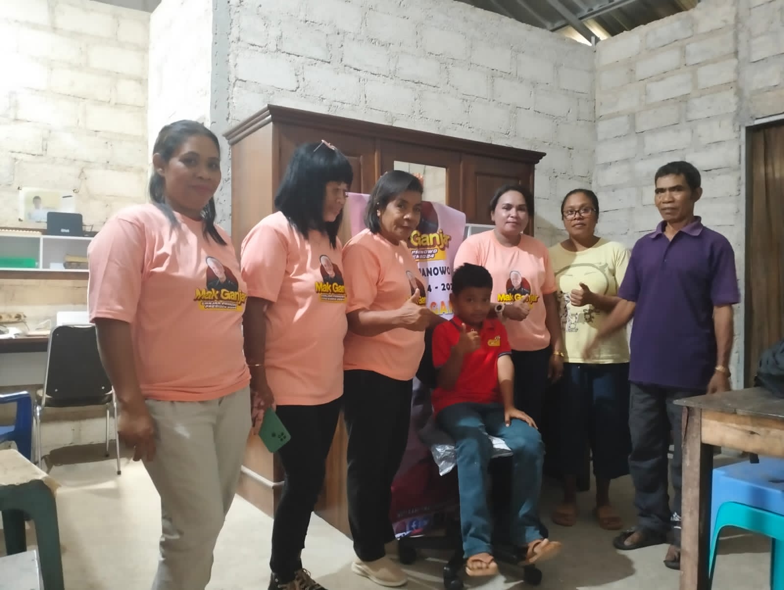 Relawan Mak Ganjar NTT mengunjungi rumah uara lomba matematika tingkat internasional bernama Caesar Archangels Hendrik Meo Tnunay atau Nono 