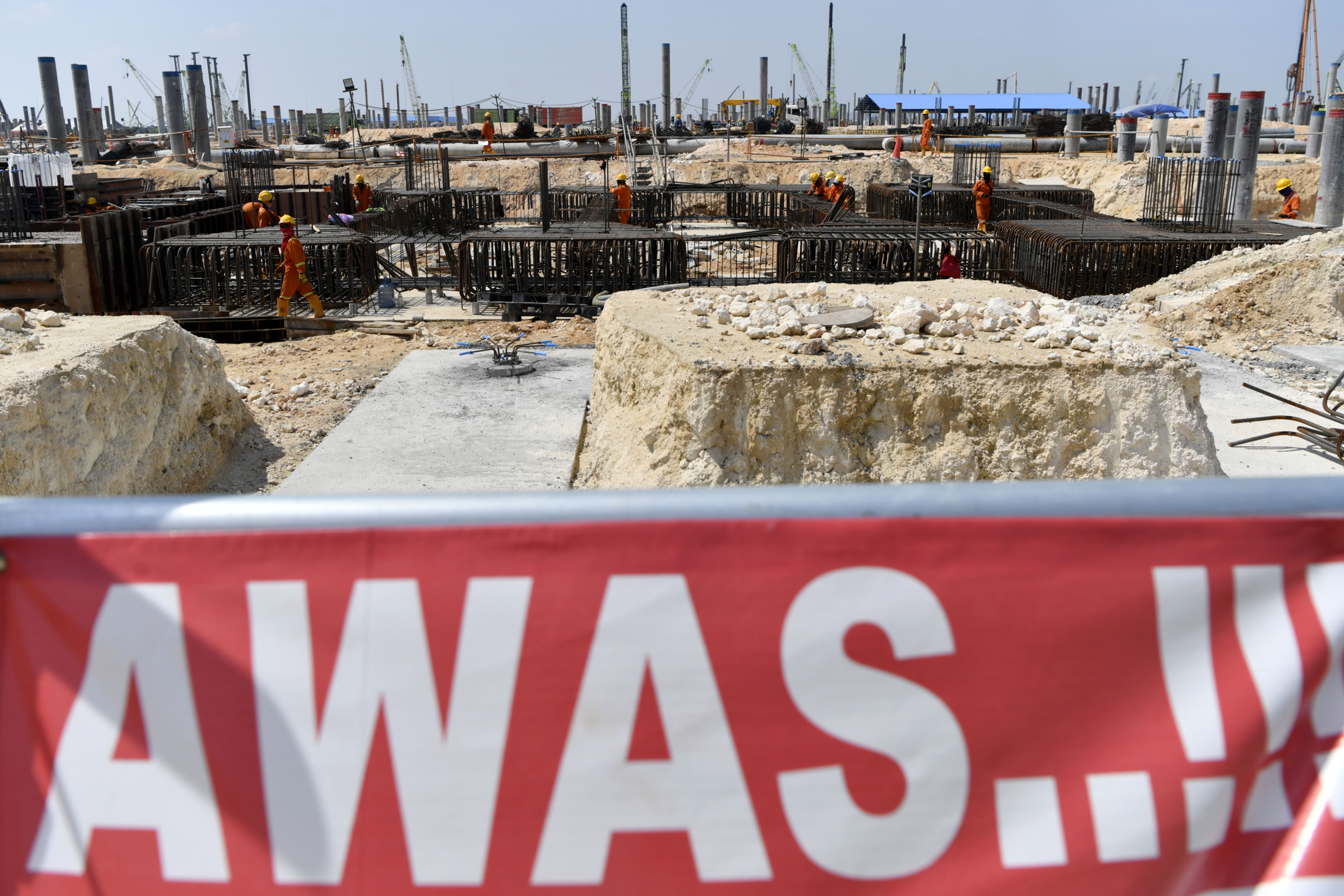 Sejumlah pekerja menyelesaikan pembangunan proyek Smelter Freeport, Gresik, Jatim